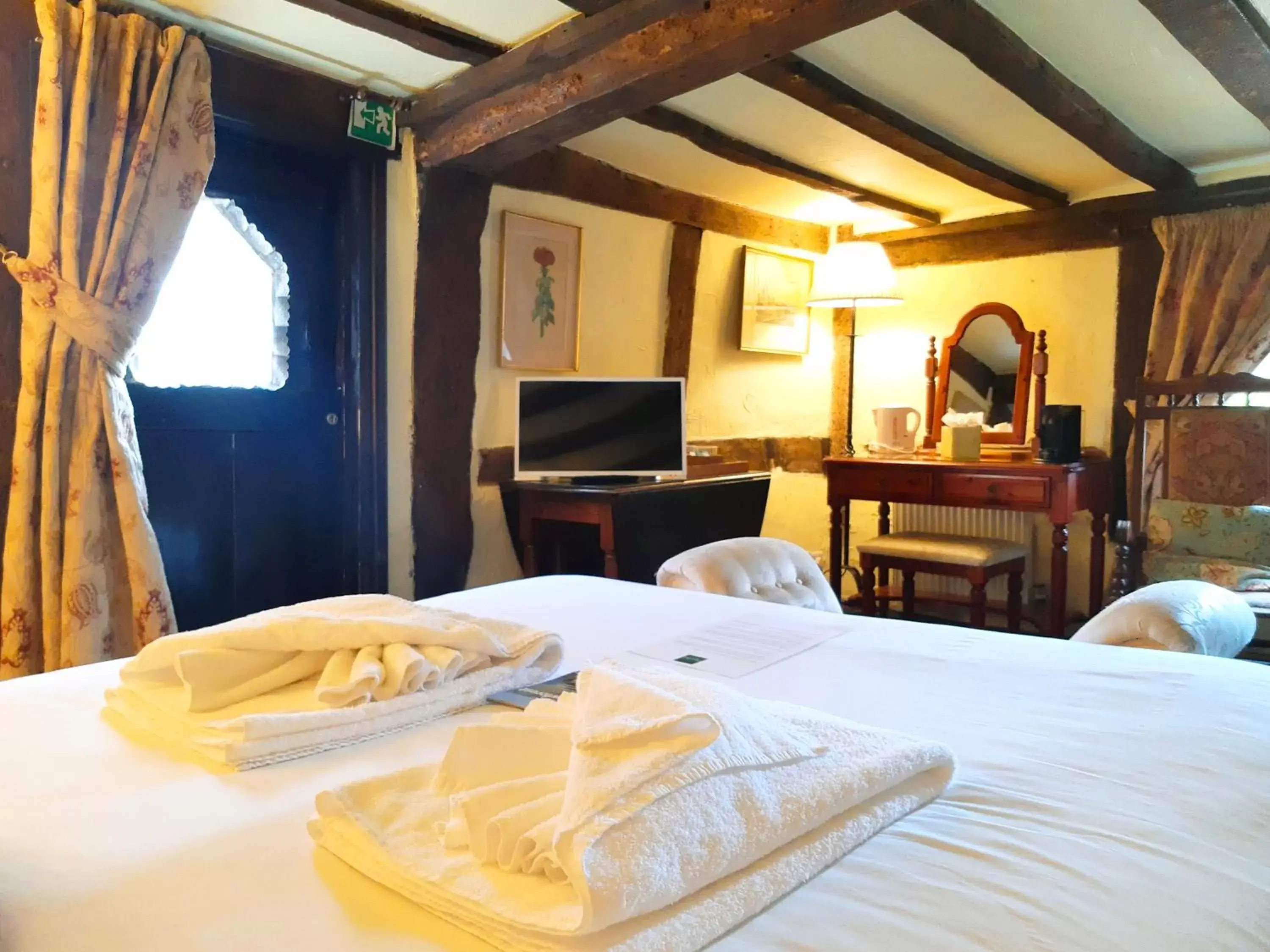 Bed in Thatched Cottage Hotel