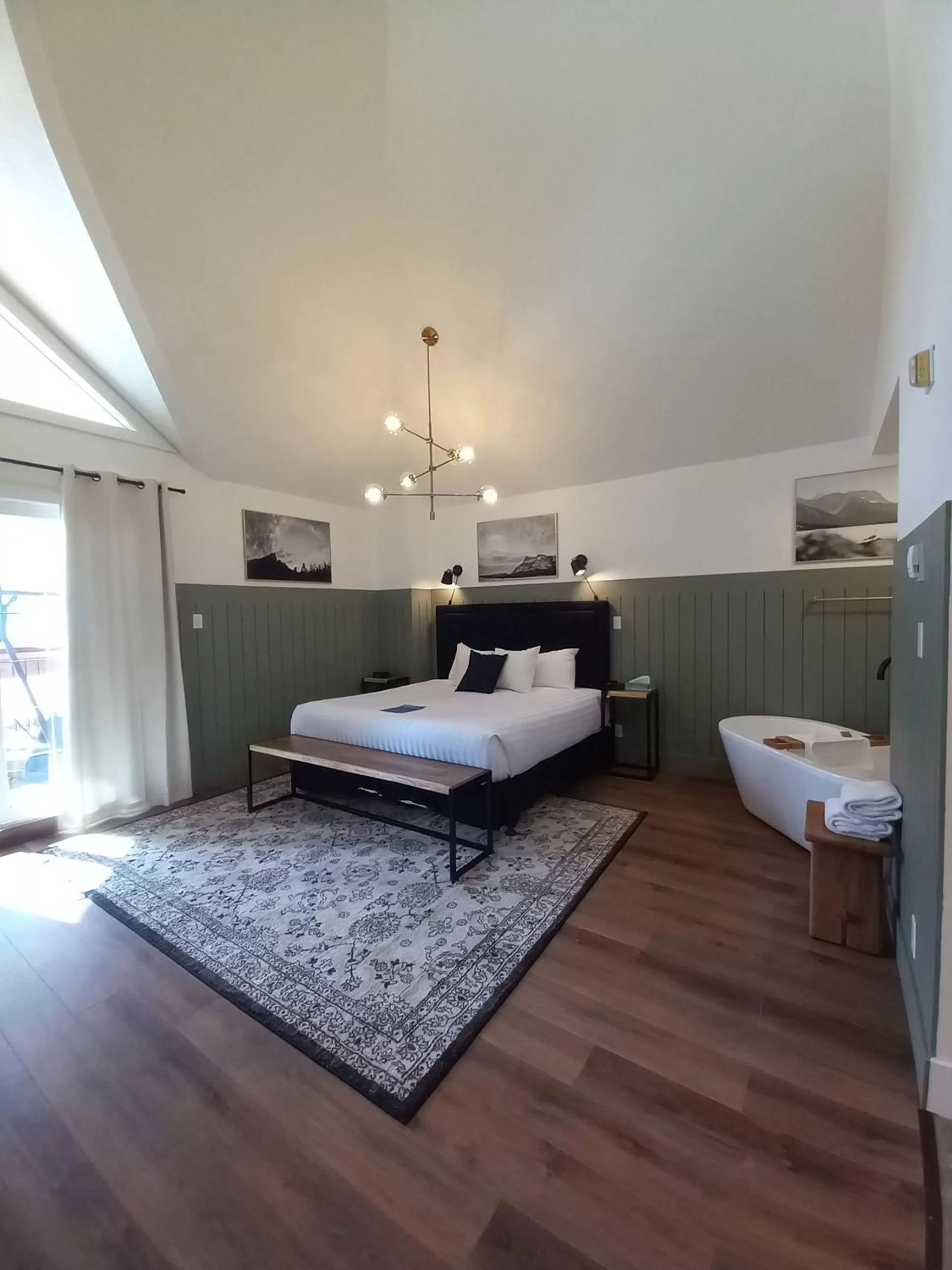 Photo of the whole room, Bed in Waterton Glacier Suites