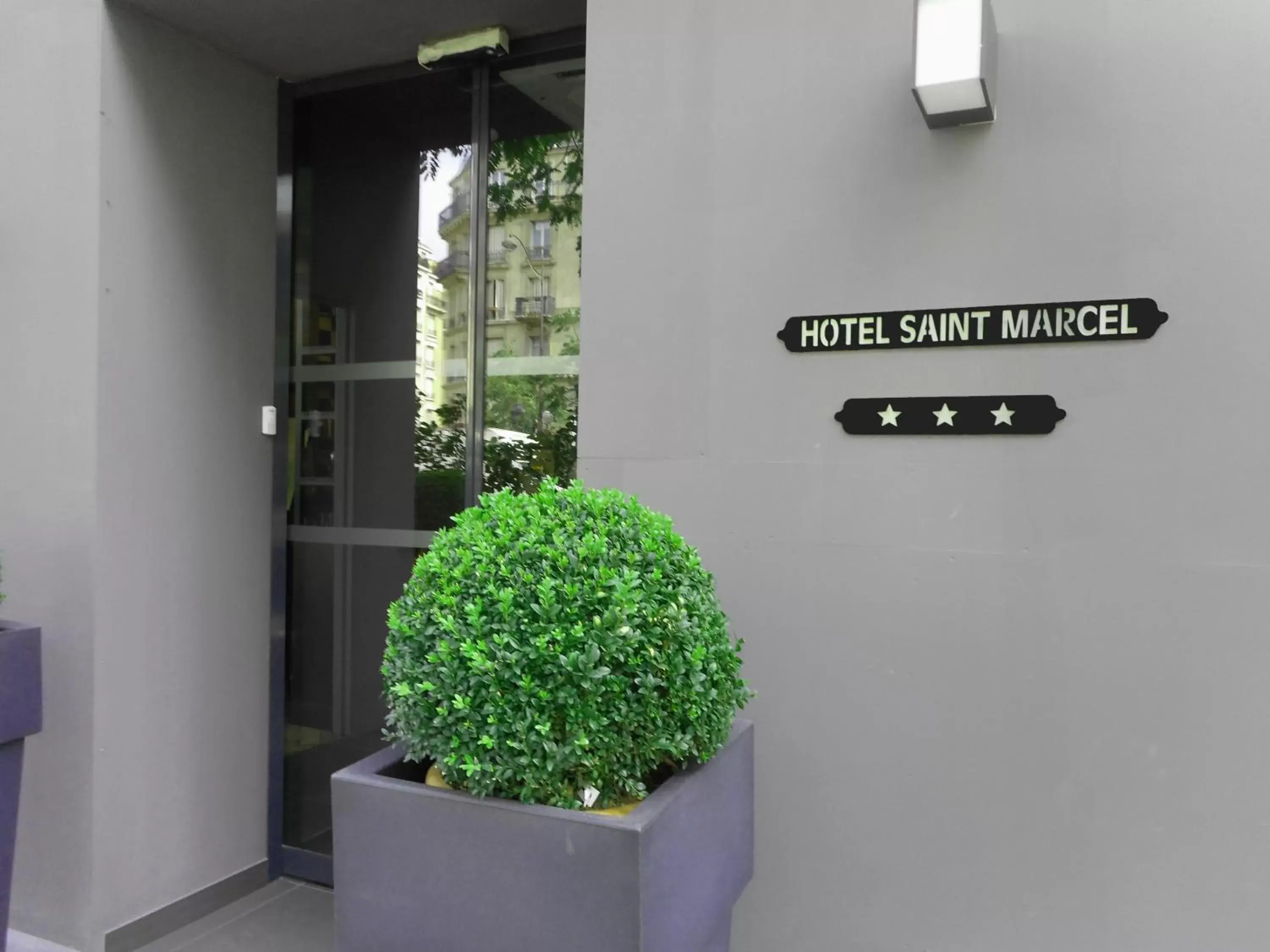 Facade/entrance in Hôtel Saint Marcel