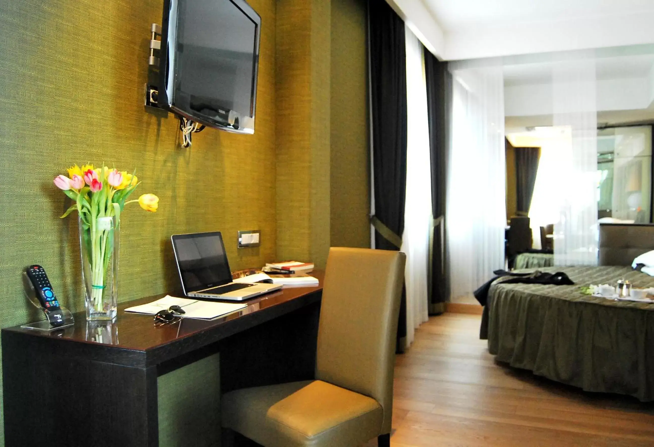 Bedroom, TV/Entertainment Center in Hotel Royal Caserta
