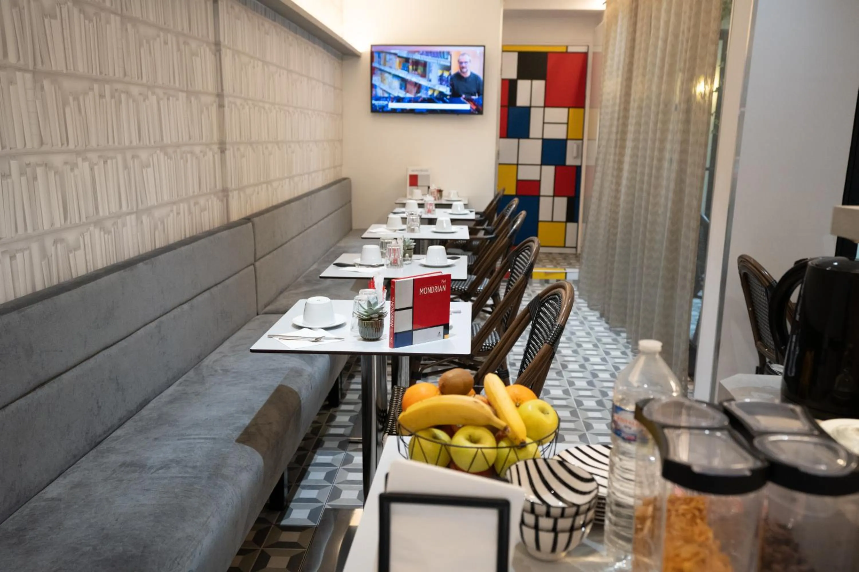 Food and drinks in Hôtel Du Mont Dore Batignolles