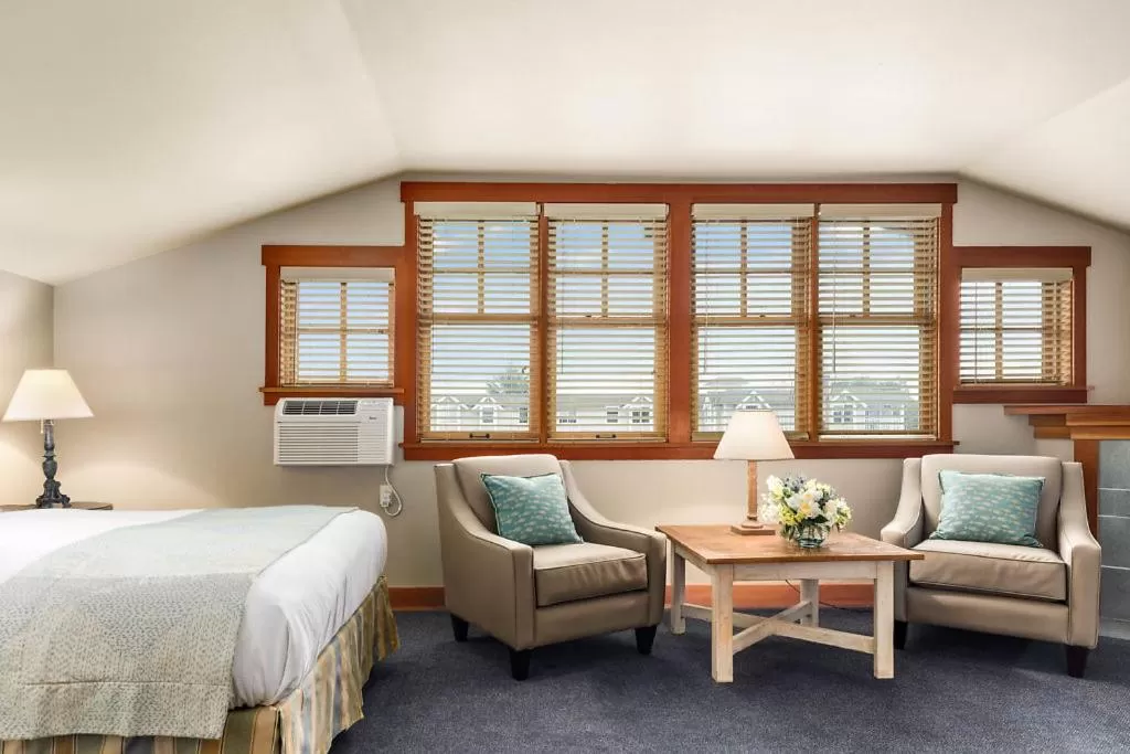 Bed in La Conner Channel Lodge