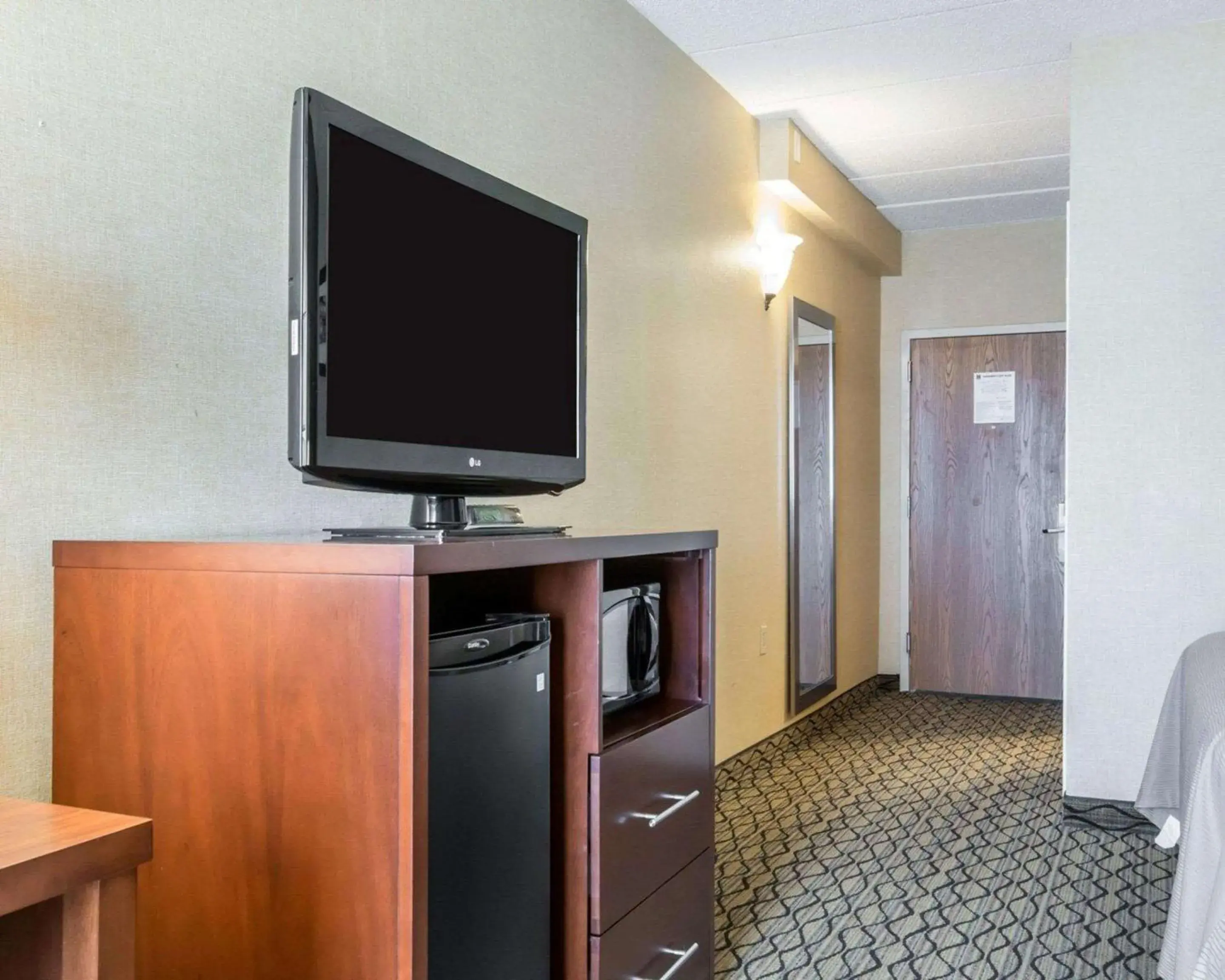 Photo of the whole room, TV/Entertainment Center in Comfort Inn - Winchester