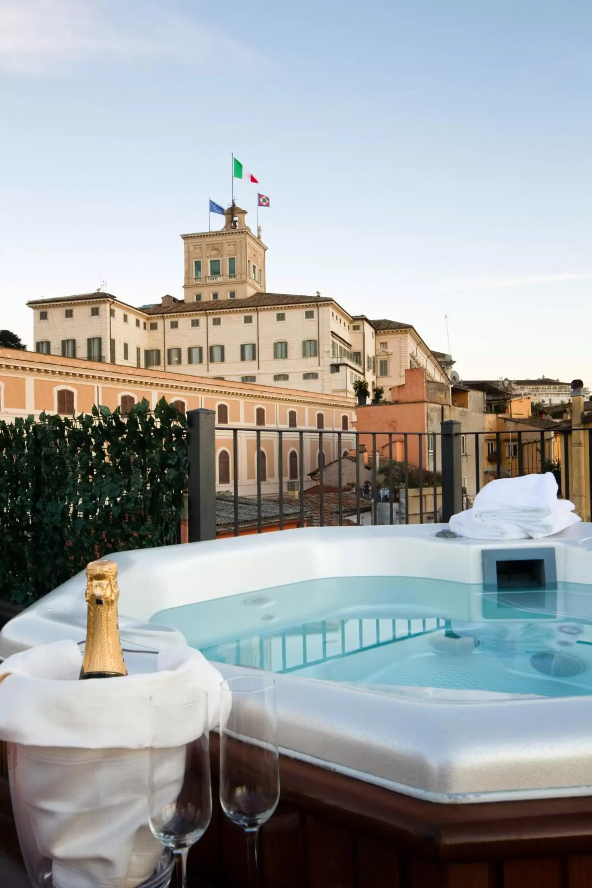 Hot Tub, Swimming Pool in Trevi Palace Luxury Inn