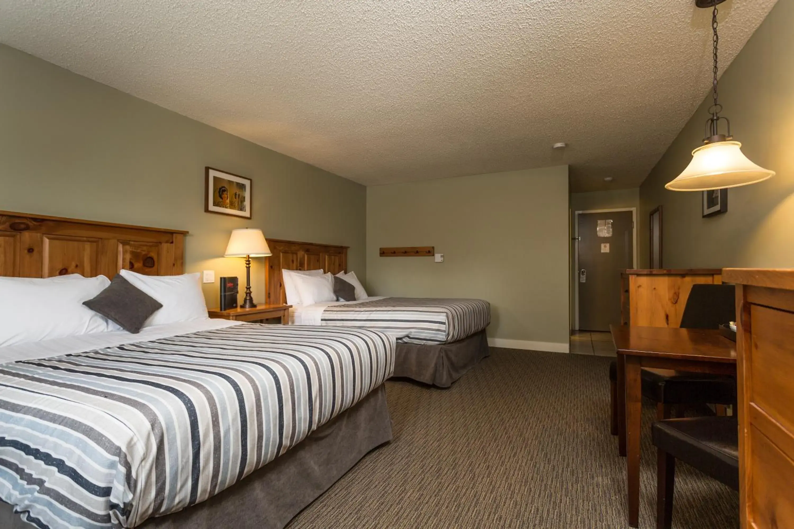 Queen Room with Two Queen Beds in Red Tree Lodge Queen Room with Two Queen Beds in Red Tree Lodge