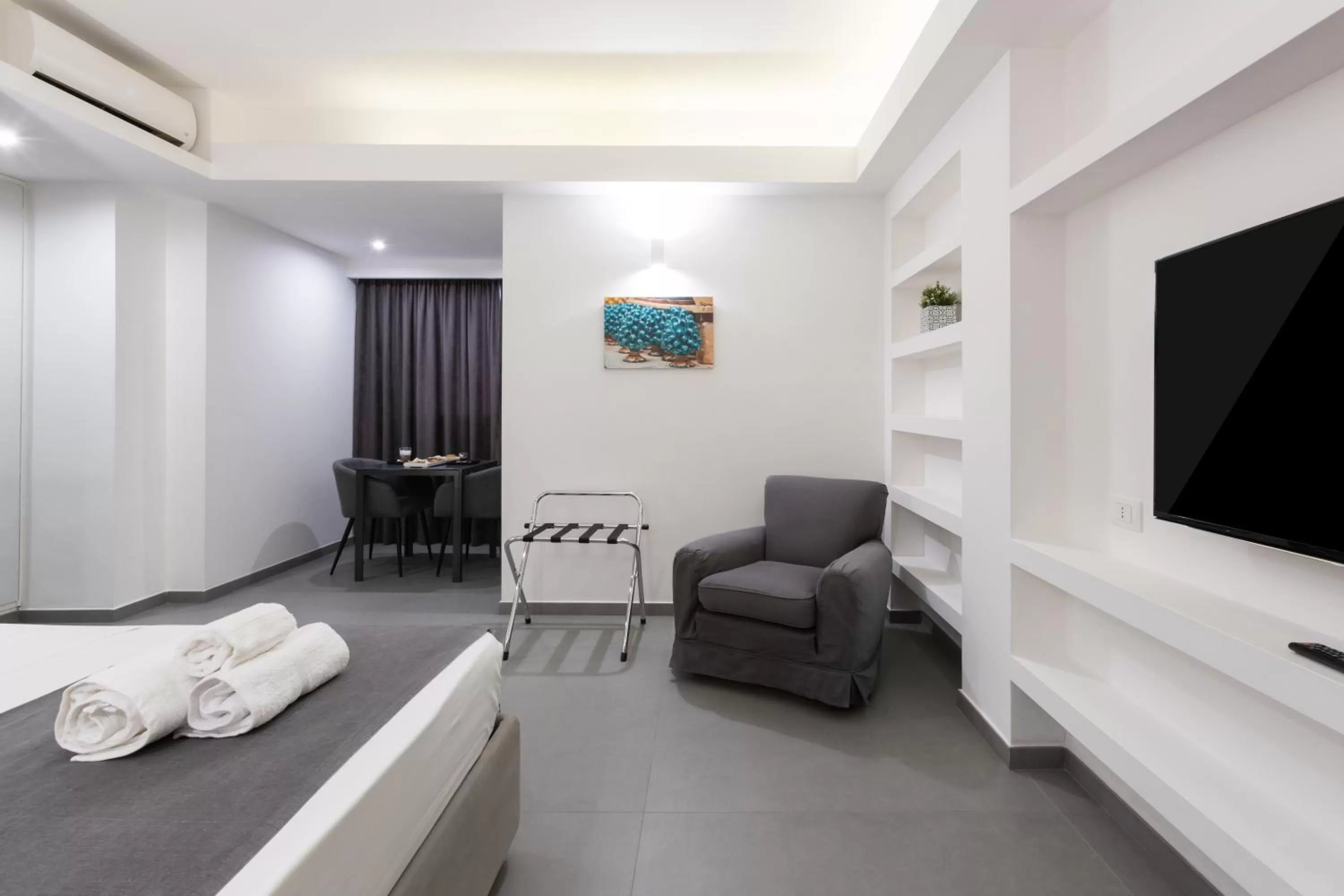 TV and multimedia in Suite Palermo Apartment