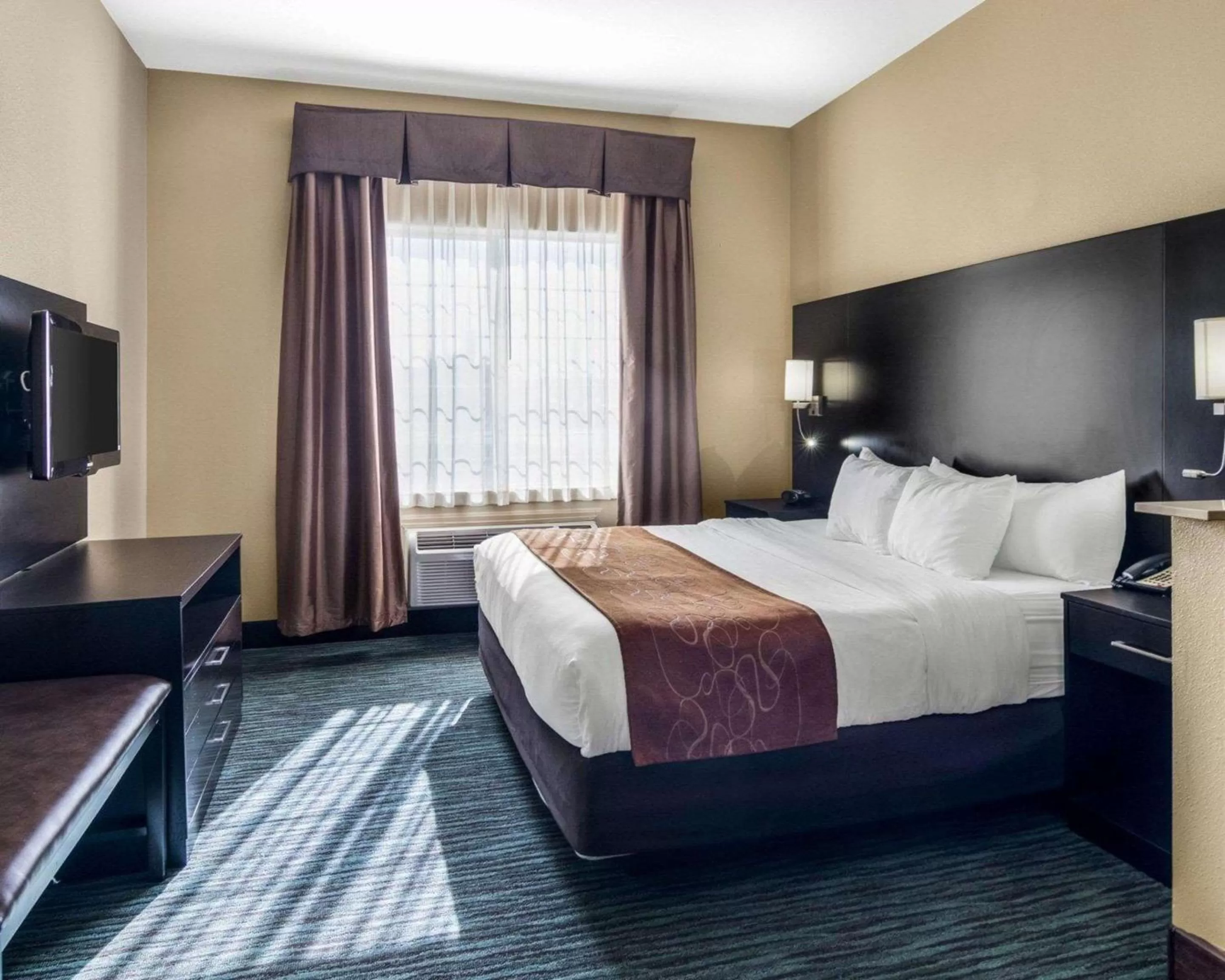 Bedroom, Bed in Comfort Suites Odessa near University