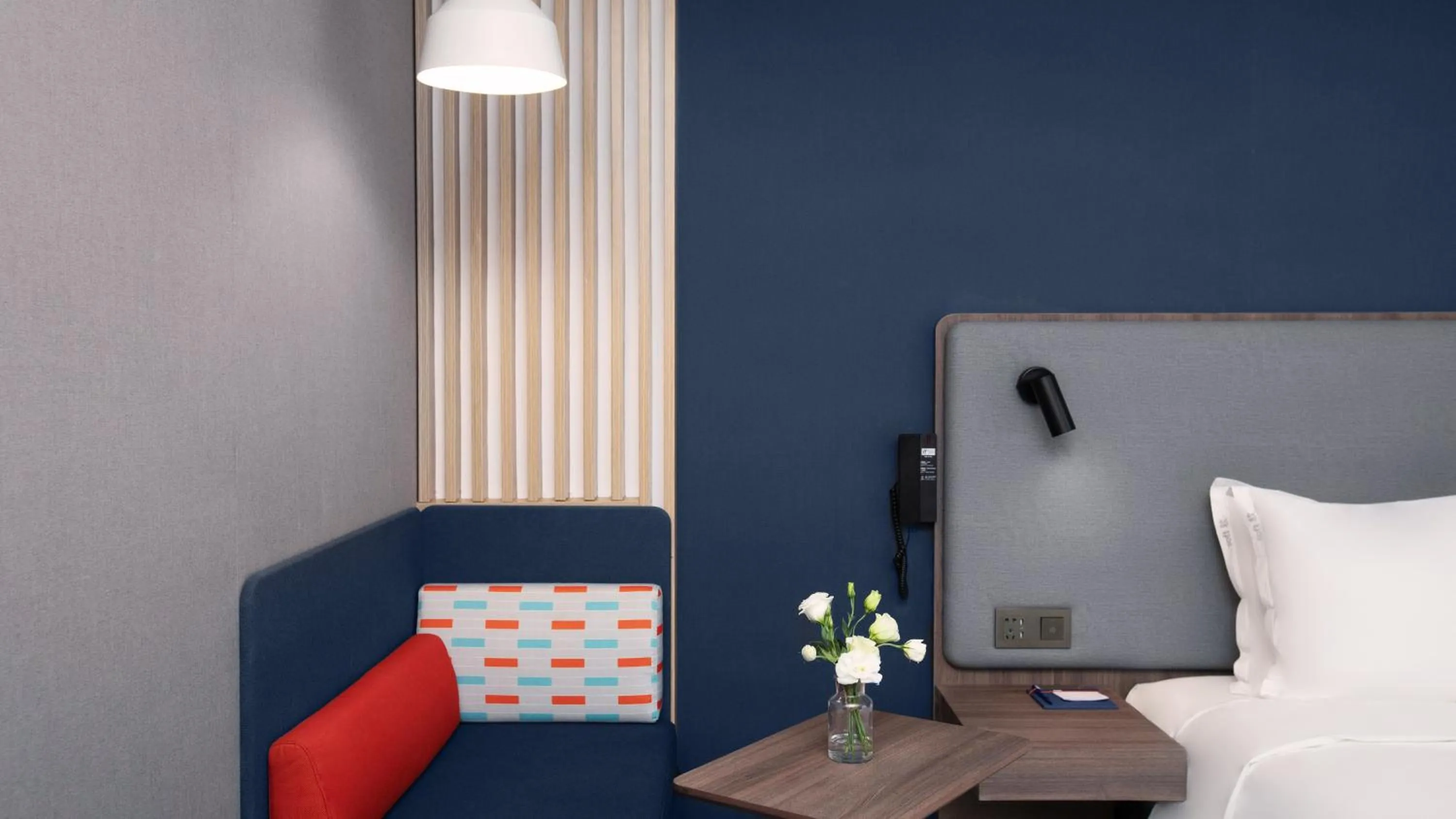 Seating area, Bed in Holiday Inn Express Shanghai Hongqiao North by IHG