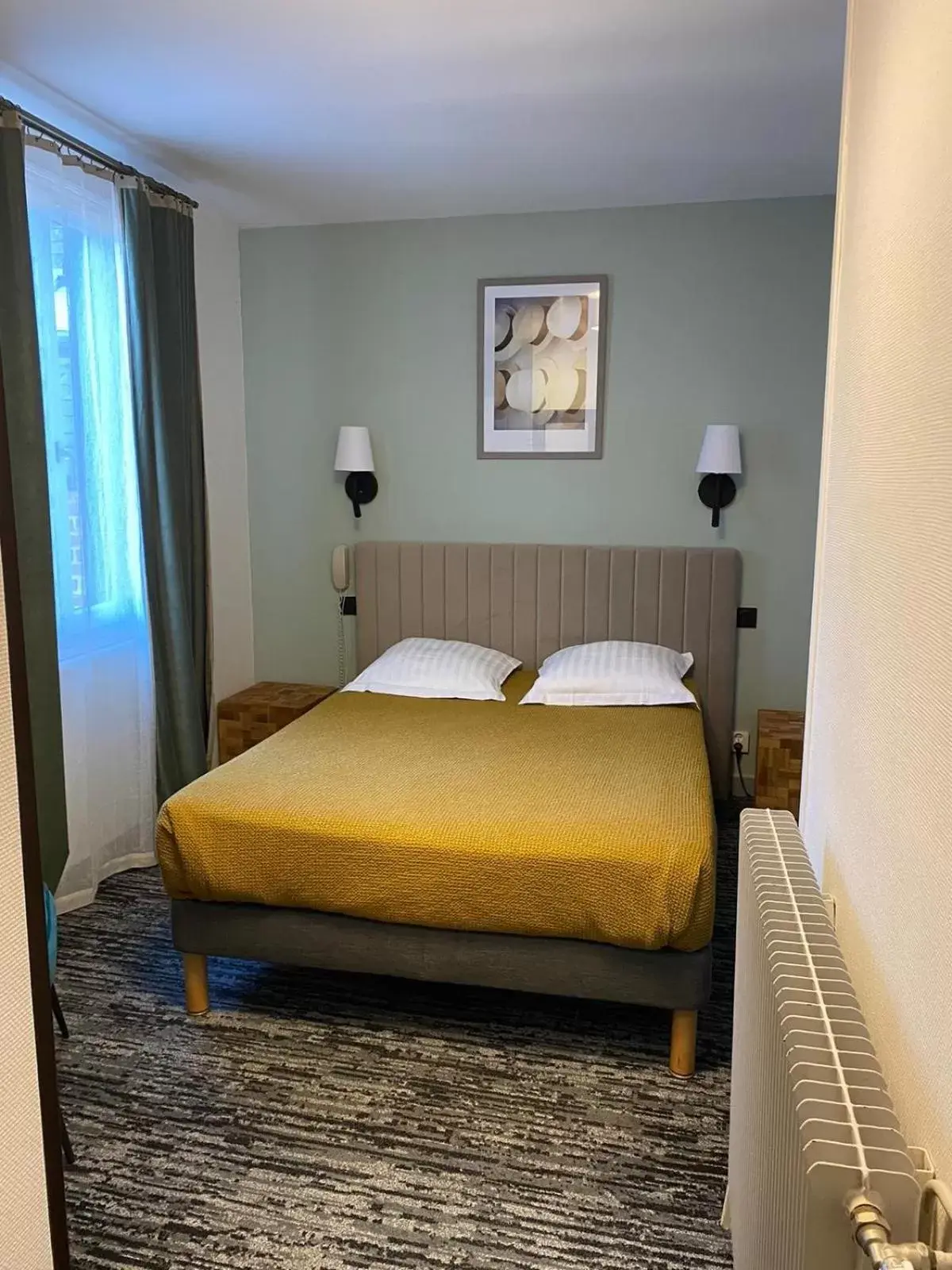 Photo of the whole room, Bed in The Originals Boutique, Hôtel La Colonne de Bronze, Saint-Valéry-sur-Somme (Inter-Hotel)