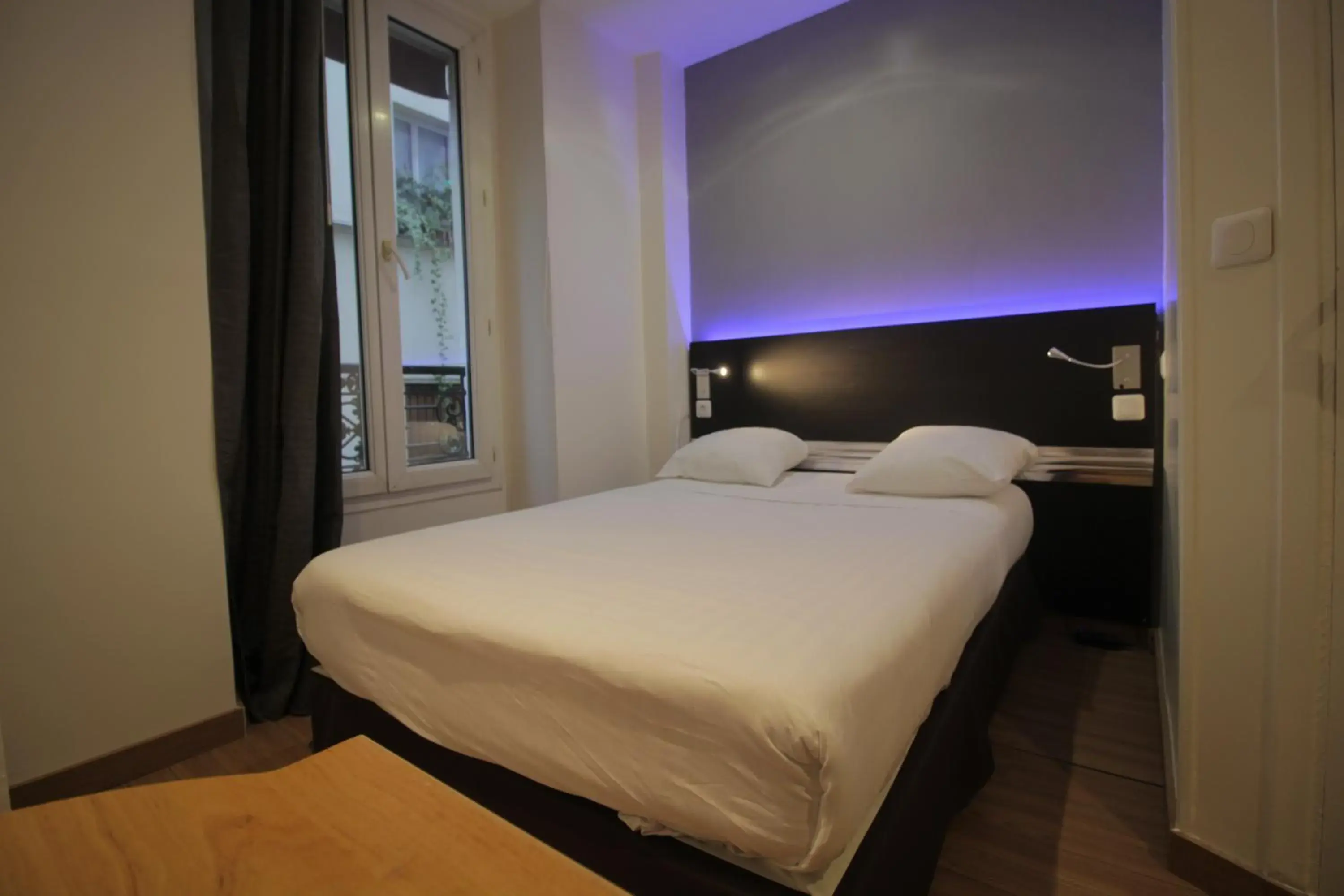 Photo of the whole room, Bed in Modern's Hotel