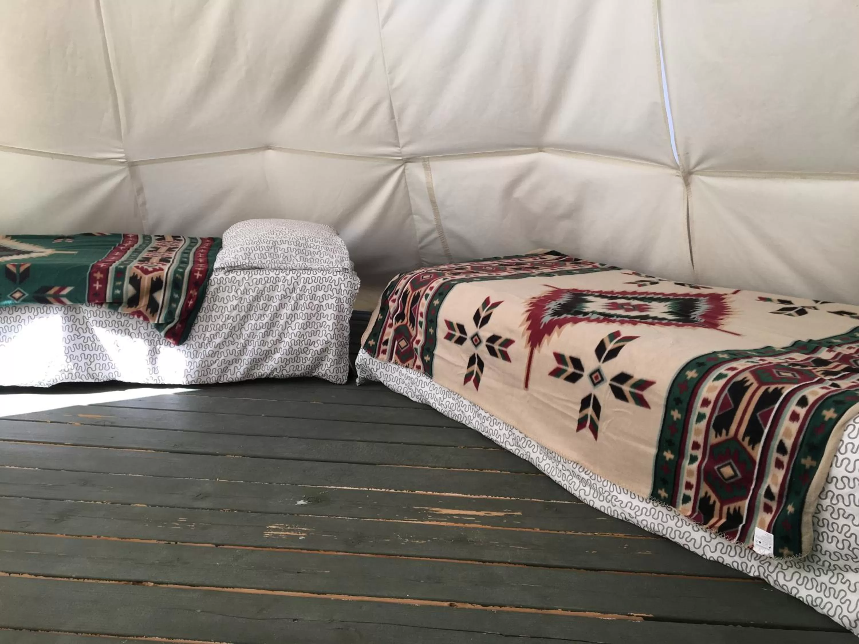 Bed in Olancha RV Park and Motel