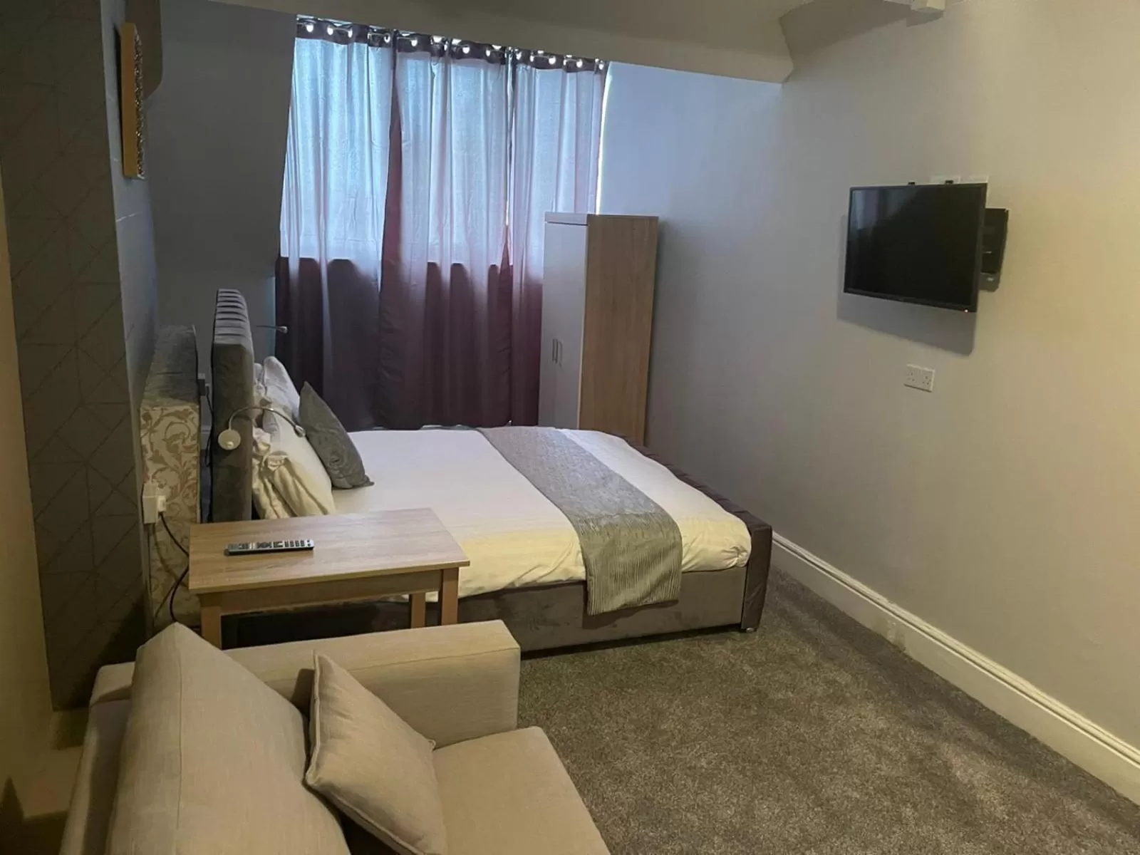 Photo of the whole room, Bed in The Clarendon Hotel