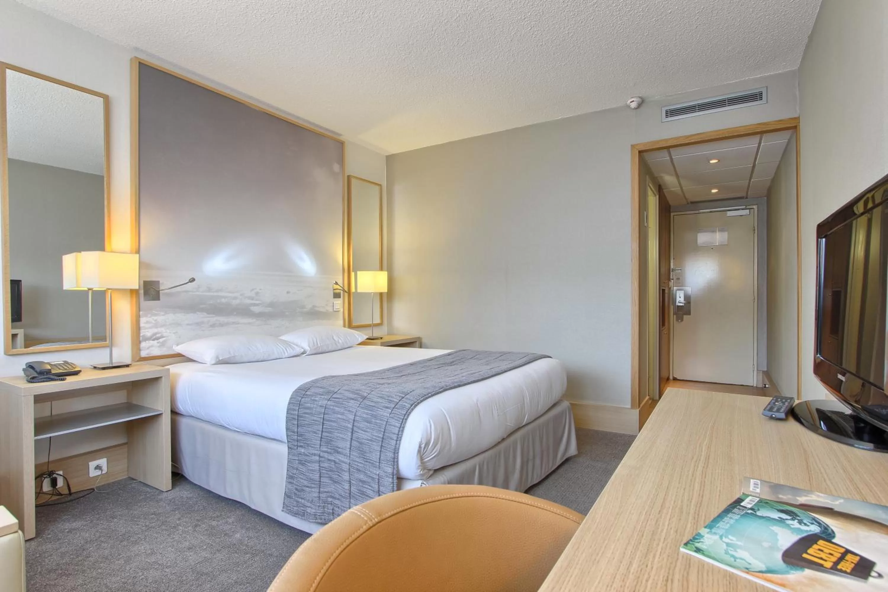 Bedroom, Bed in Hotel Inn Paris CDG Airport