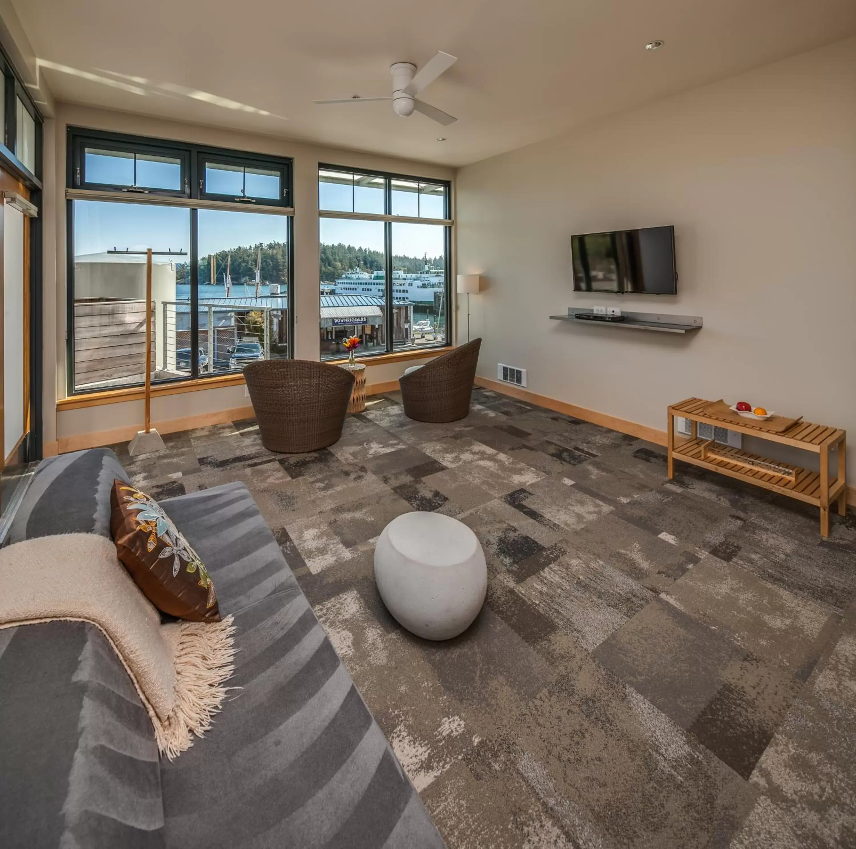 Photo of the whole room, Seating Area in Island Inn at 123 West