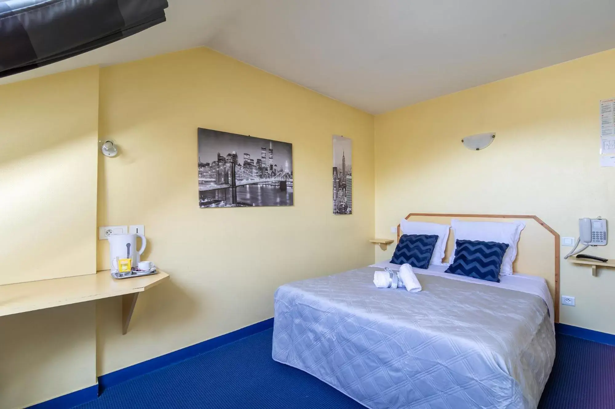 Bedroom, Bed in Montdidier Hôtel