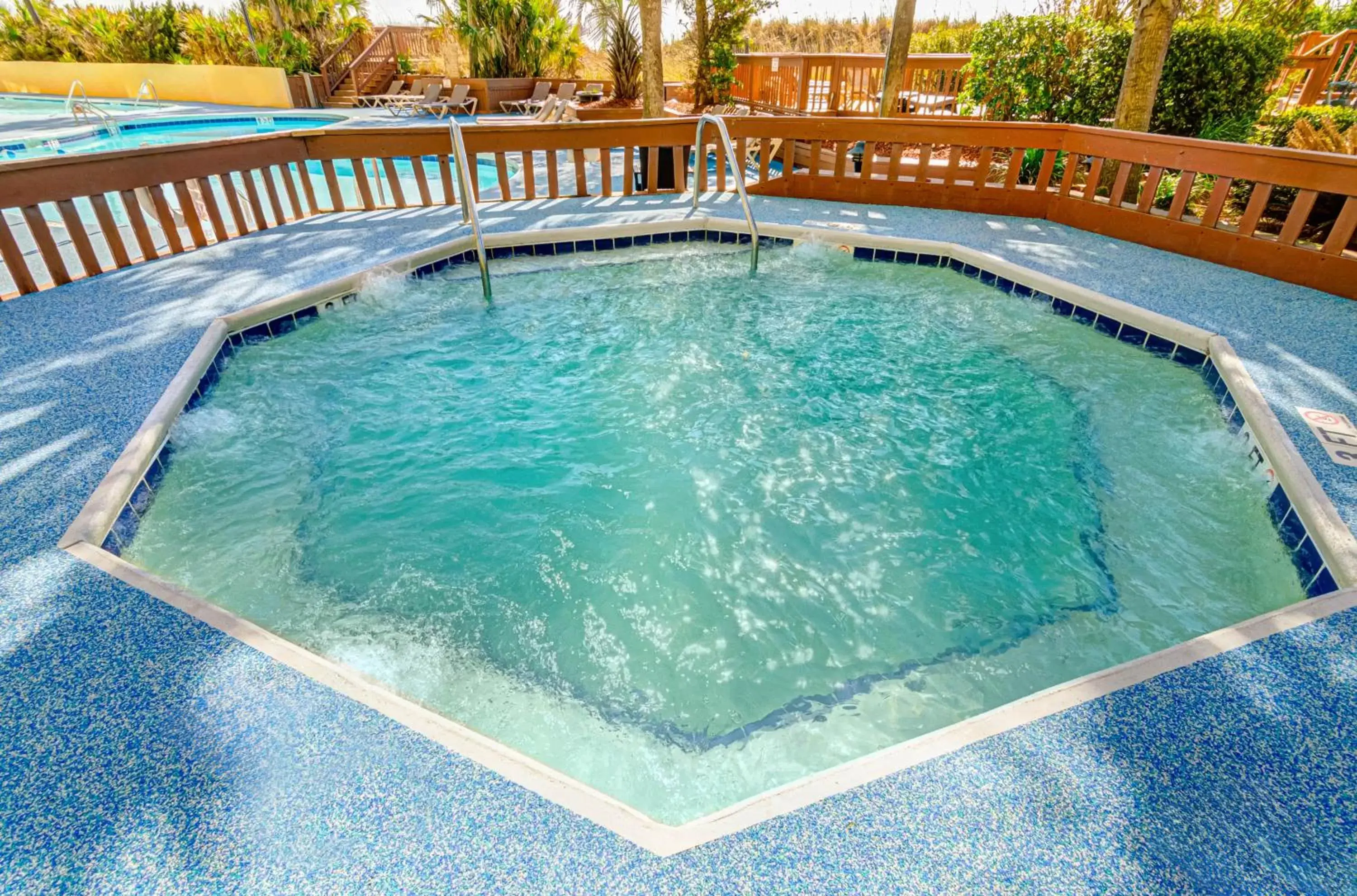 Hot Tub, Swimming Pool in Beach Cove Resort