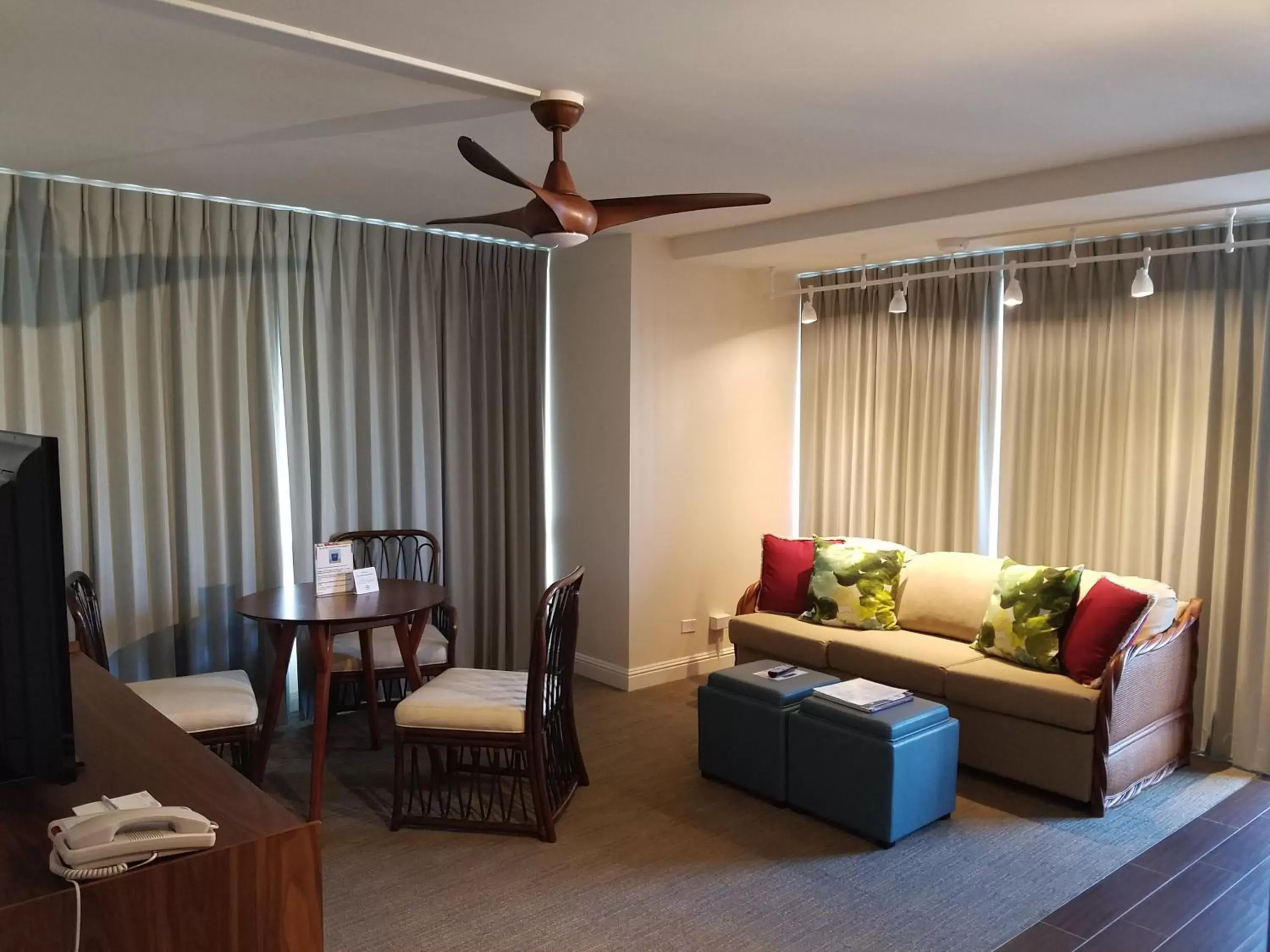 Living room, Lounge/Bar in Imperial Hawaii Resort