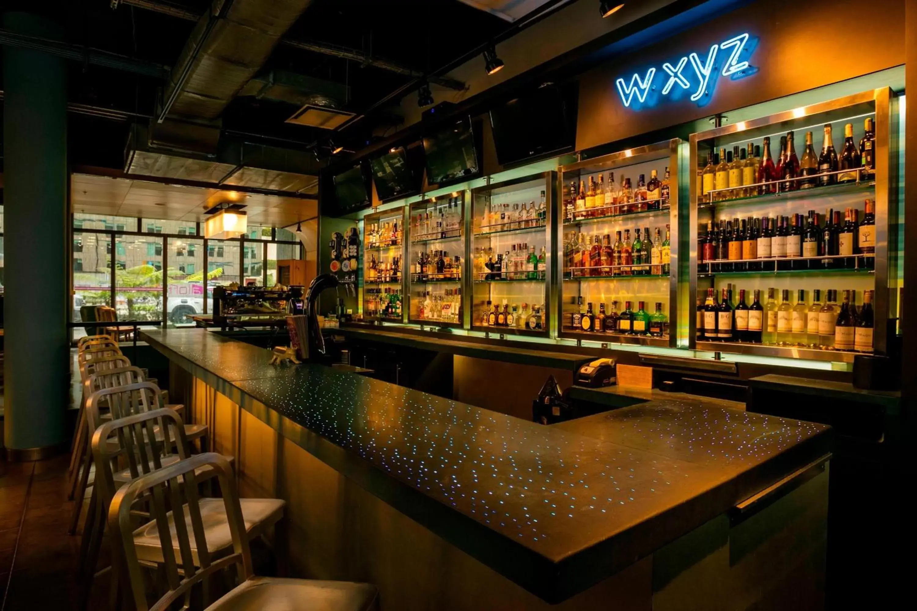 Restaurant/places to eat, Lounge/Bar in Aloft Bogotá Airport