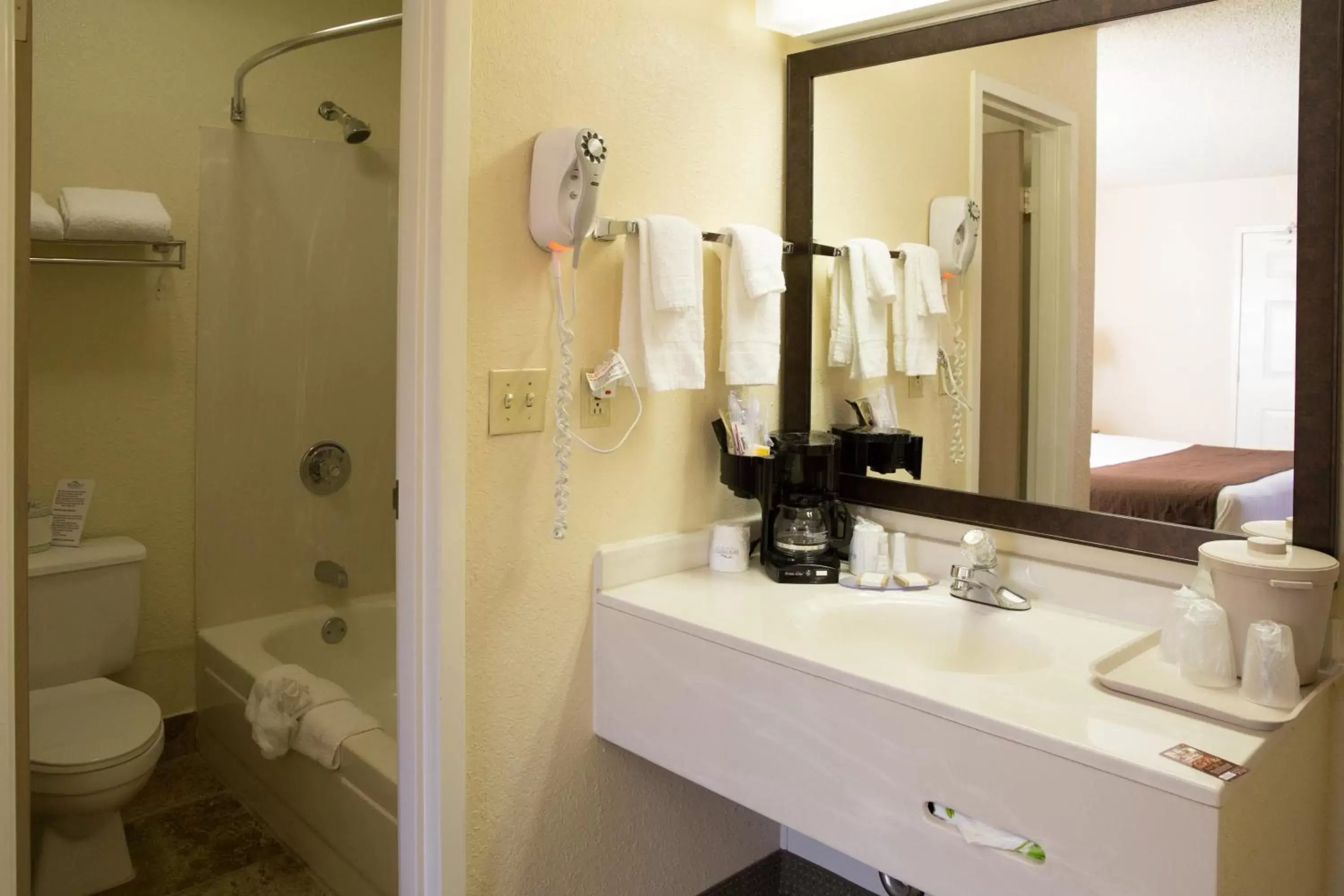 Deluxe King Studio Suite - Non-Smoking in Baymont by Wyndham Louisville East Deluxe King Studio Suite - Non-Smoking in Baymont by Wyndham Louisville East