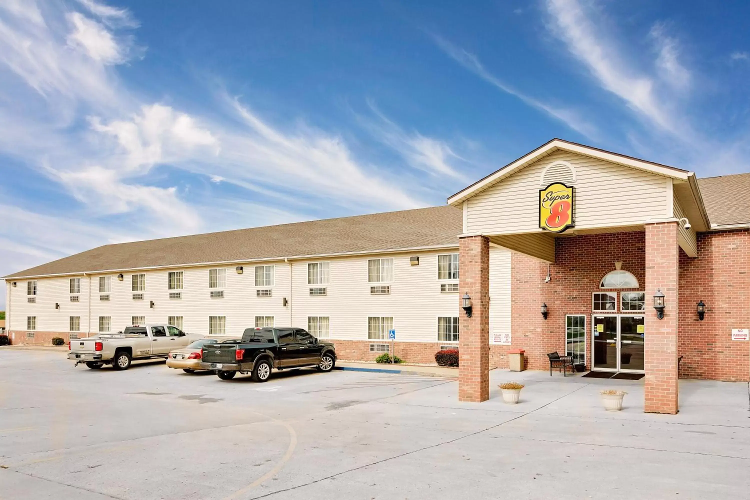 Property building in Super 8 by Wyndham Mound City Property building in Super 8 by Wyndham Mound City