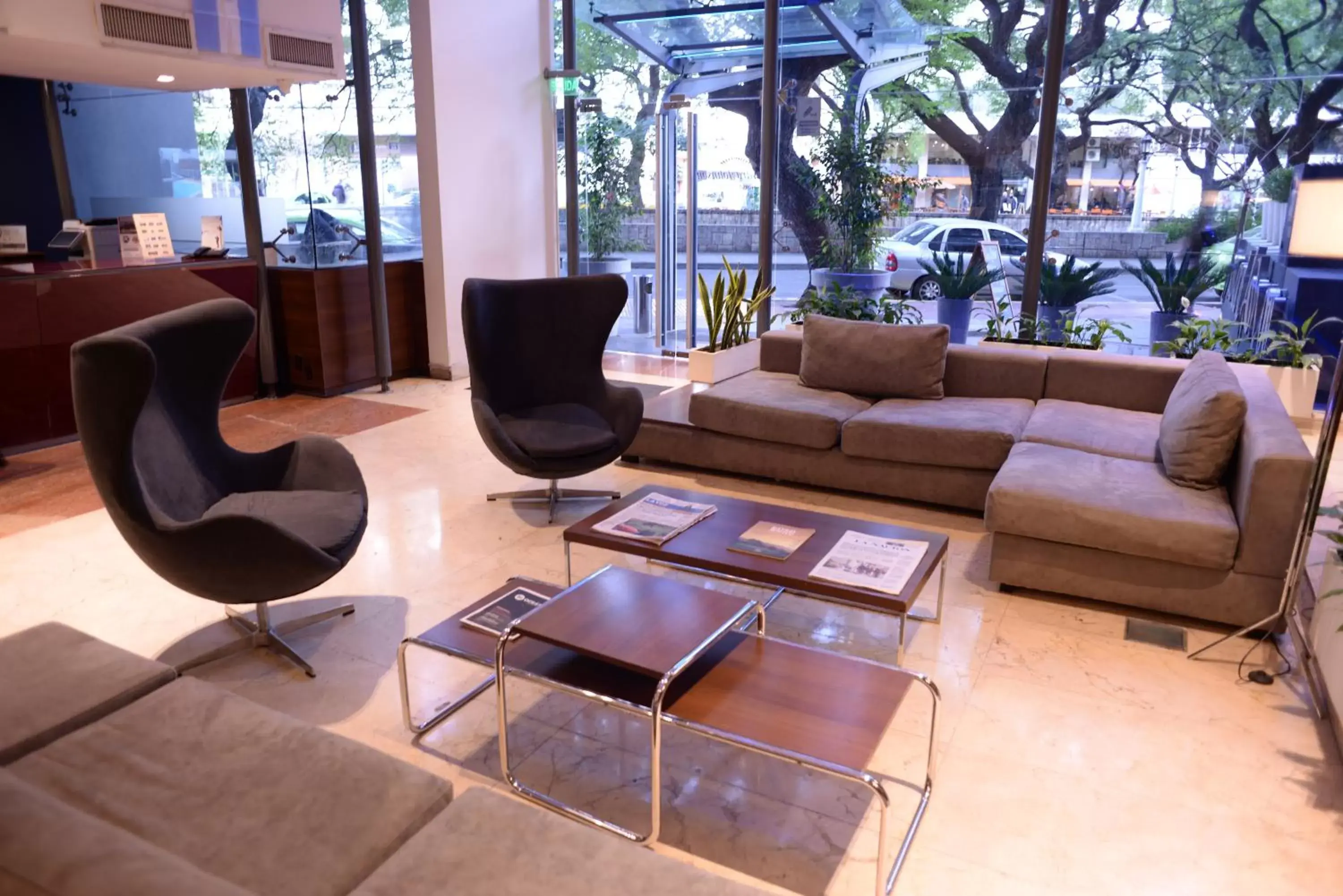Lobby or reception, Seating Area in Howard Johnson La Cañada Hotel & Suites