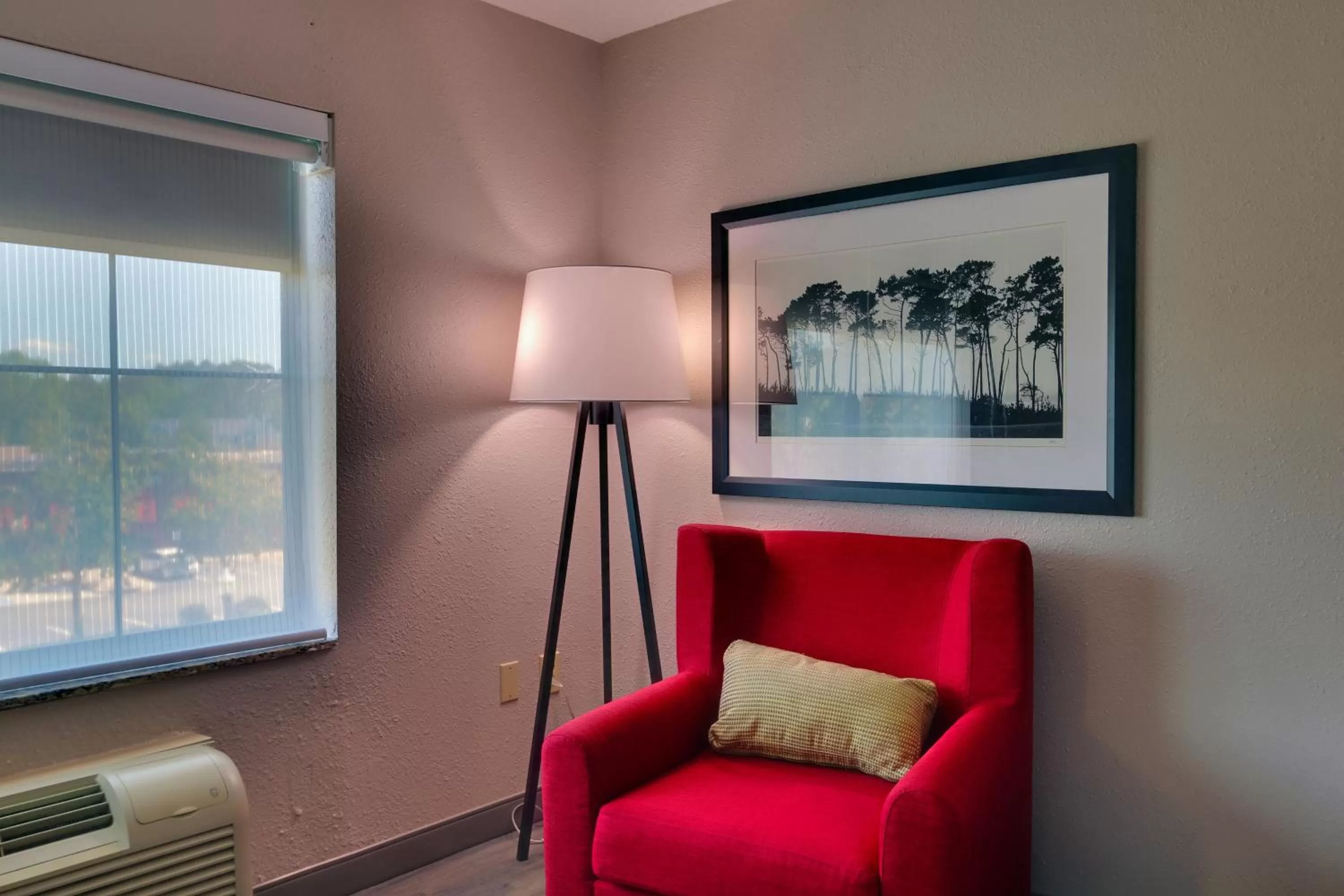 Living room in Country Inn & Suites by Radisson, Savannah Gateway, GA
