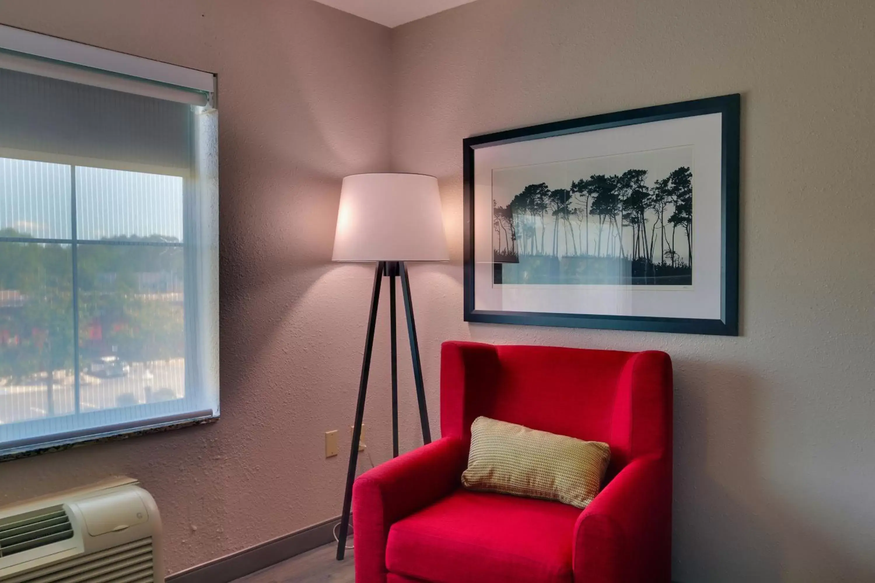 Living room, Seating Area in Country Inn & Suites by Radisson, Savannah Gateway, GA