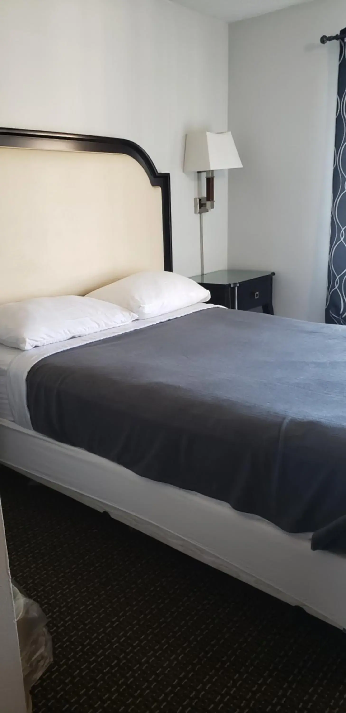 Bed in Niagara Falls Courtside Inn