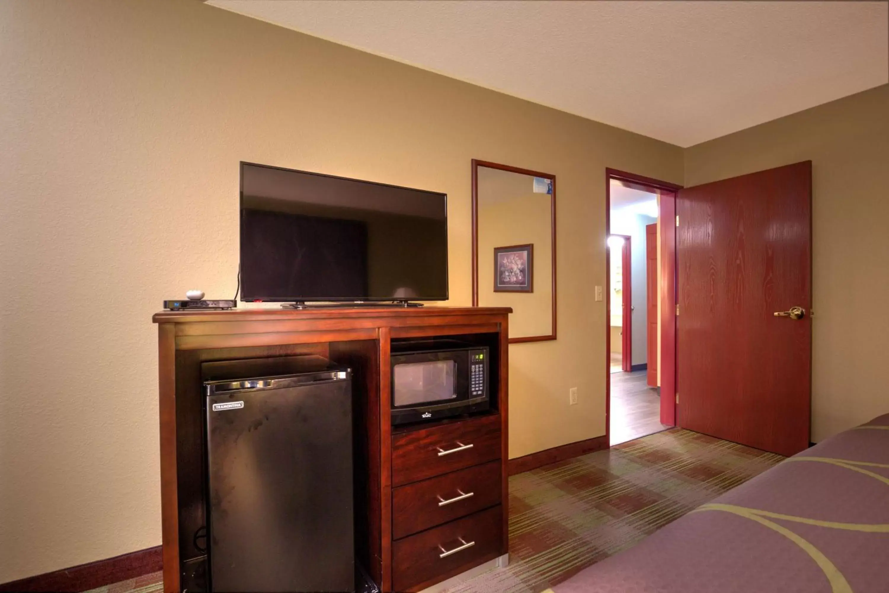 Photo of the whole room, TV/Entertainment Center in Super 8 by Wyndham Waterloo