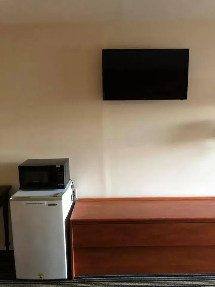 TV/Entertainment Center in Scottish Inn and Suites Perry