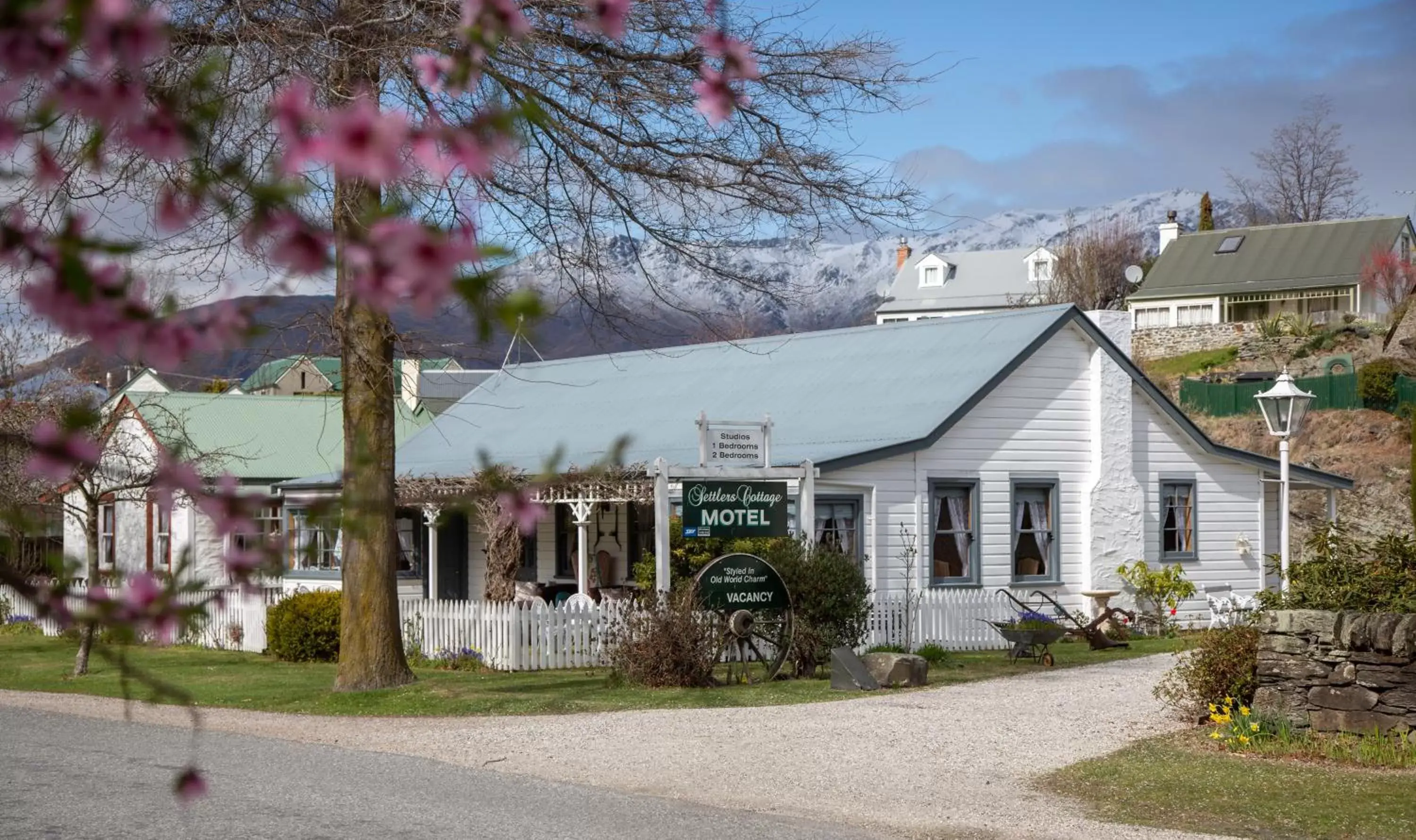 Property Building in Settlers Cottage Motel