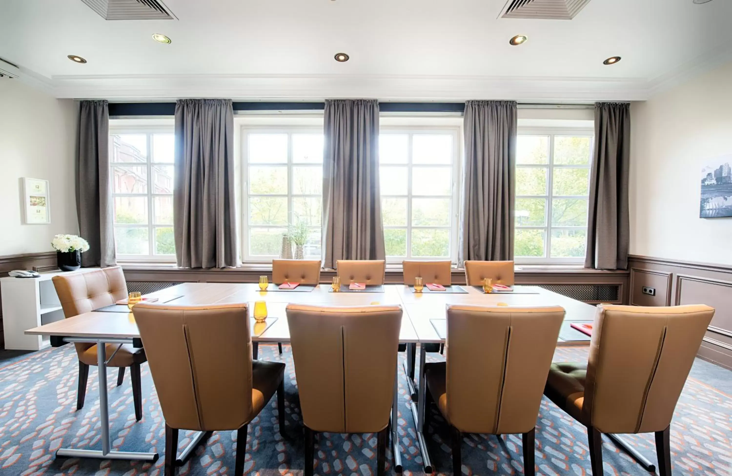Meeting/conference room, Restaurant/Places to Eat in Leonardo Hotel Hamburg Stillhorn