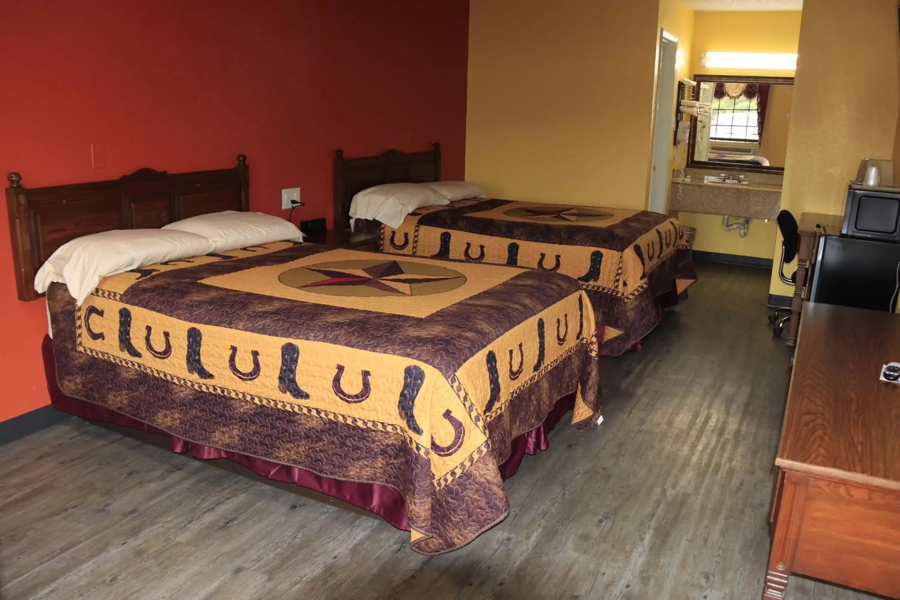 Bed in Chaparral Motel Hallettsville