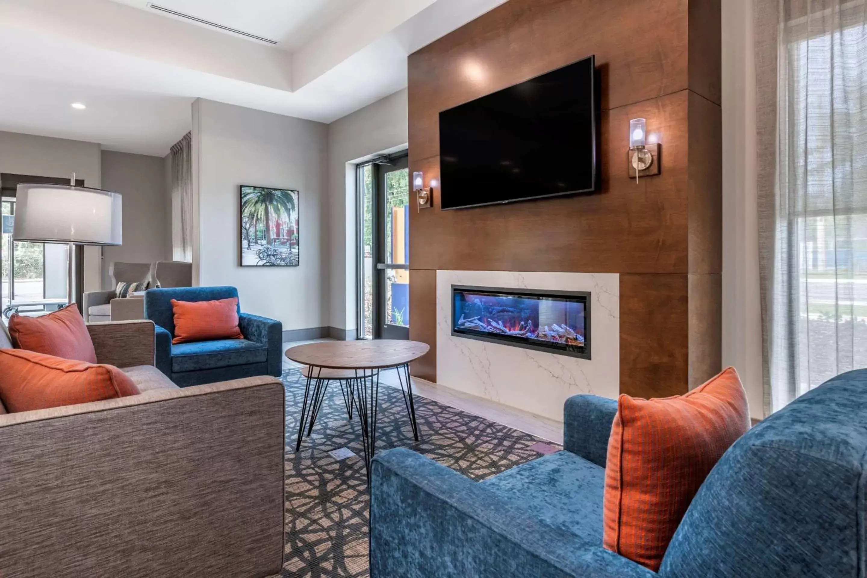 TV and multimedia, Seating Area in Comfort Suites Gainesville Near University