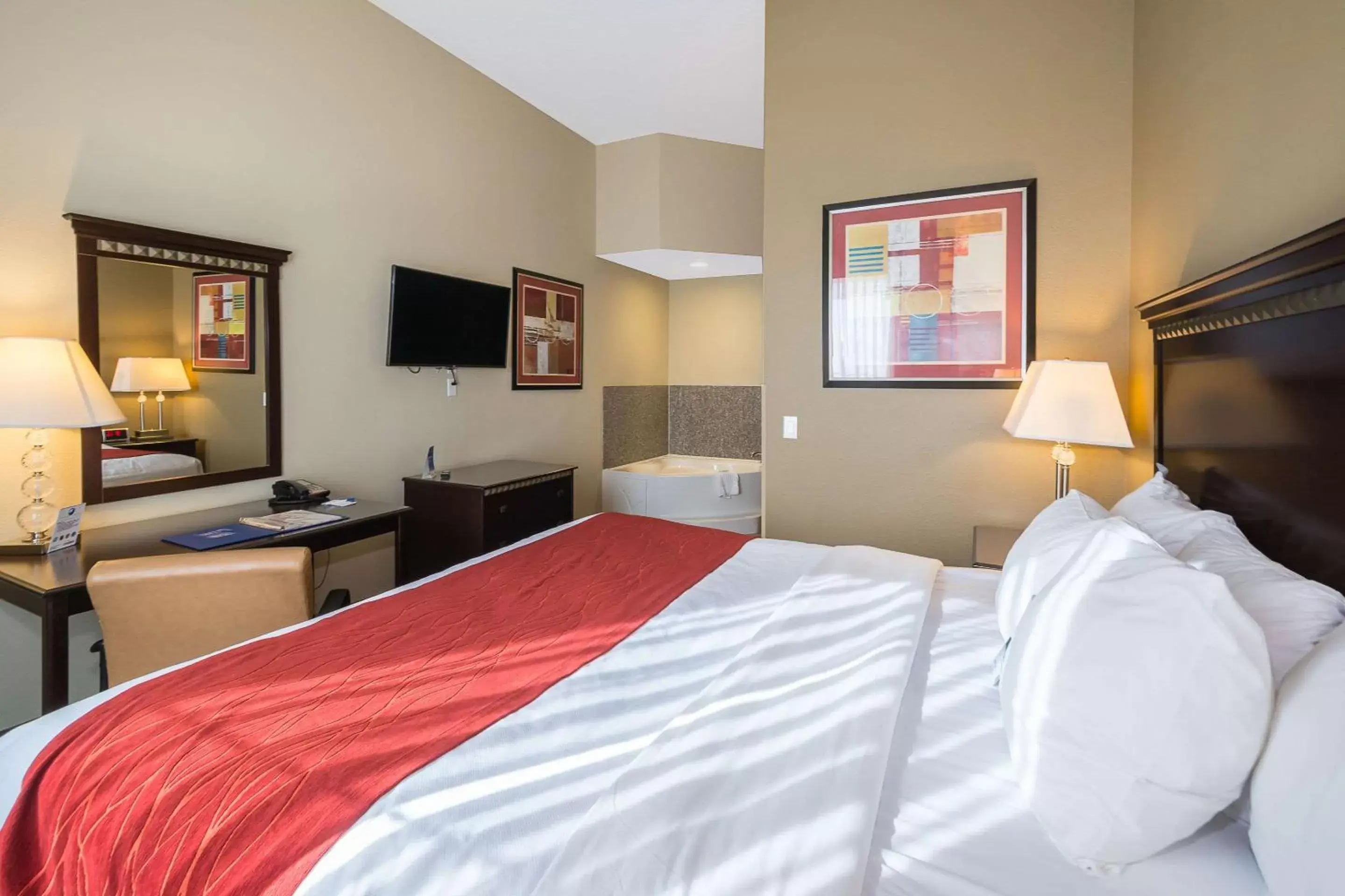 Photo of the whole room, Bed in Comfort Inn & Suites Maingate South