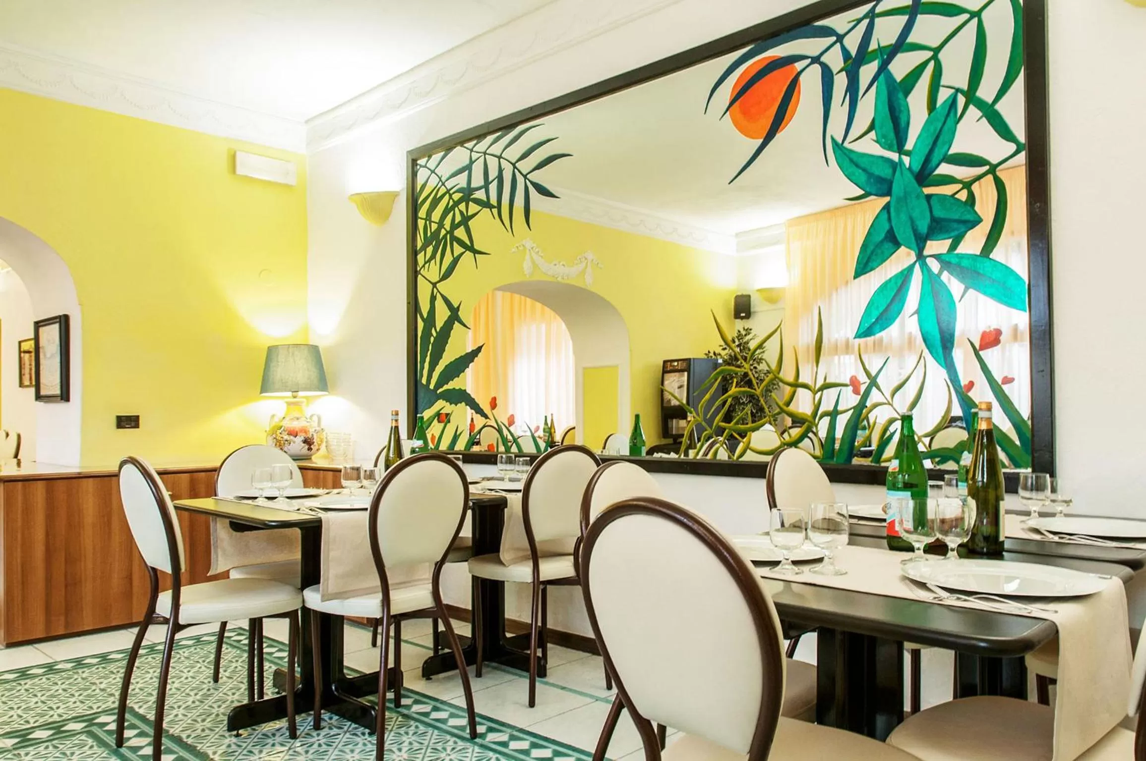 Restaurant/places to eat in Hotel Annabelle