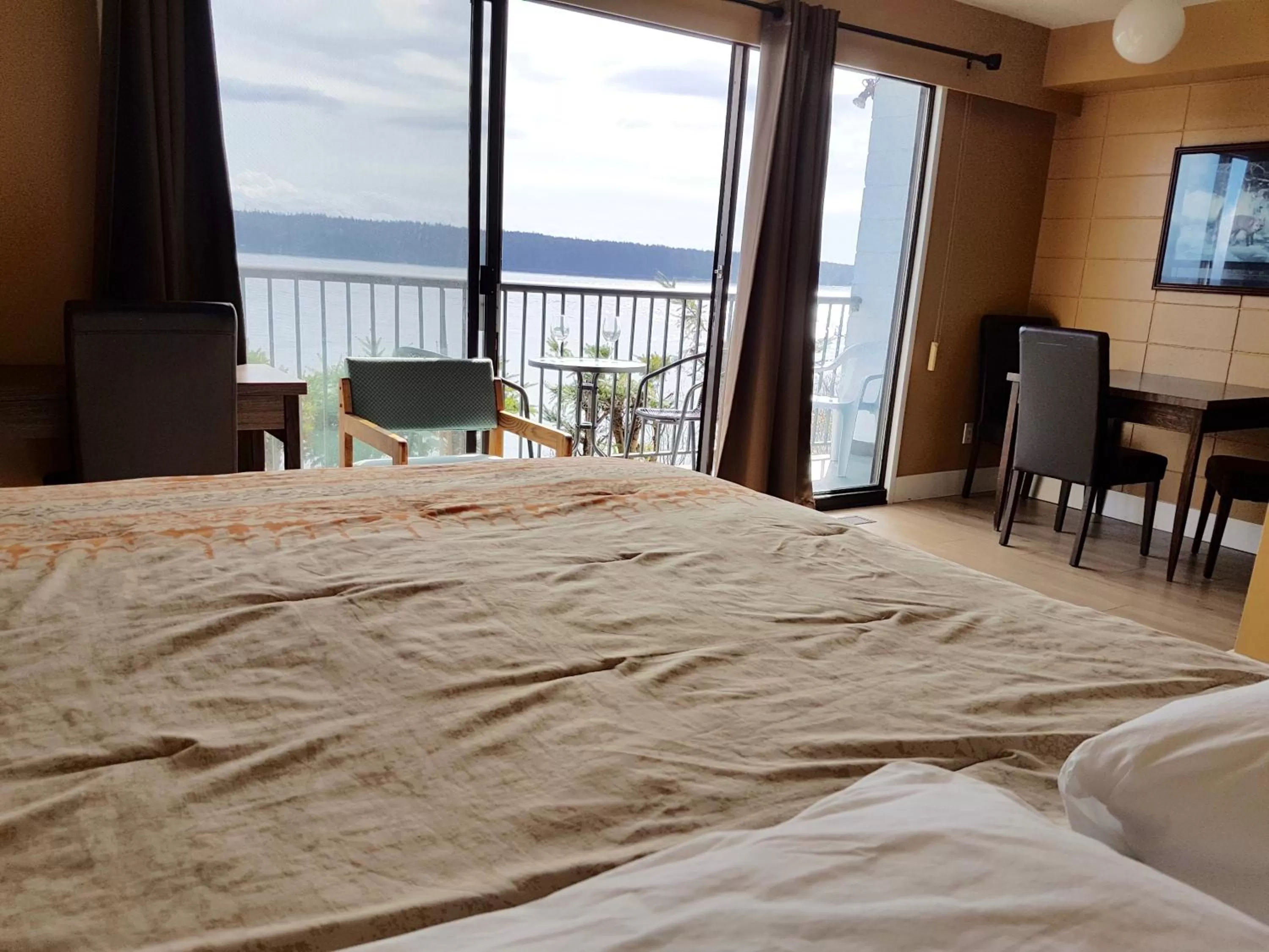 TV and multimedia, Bed in Above Tide Motel