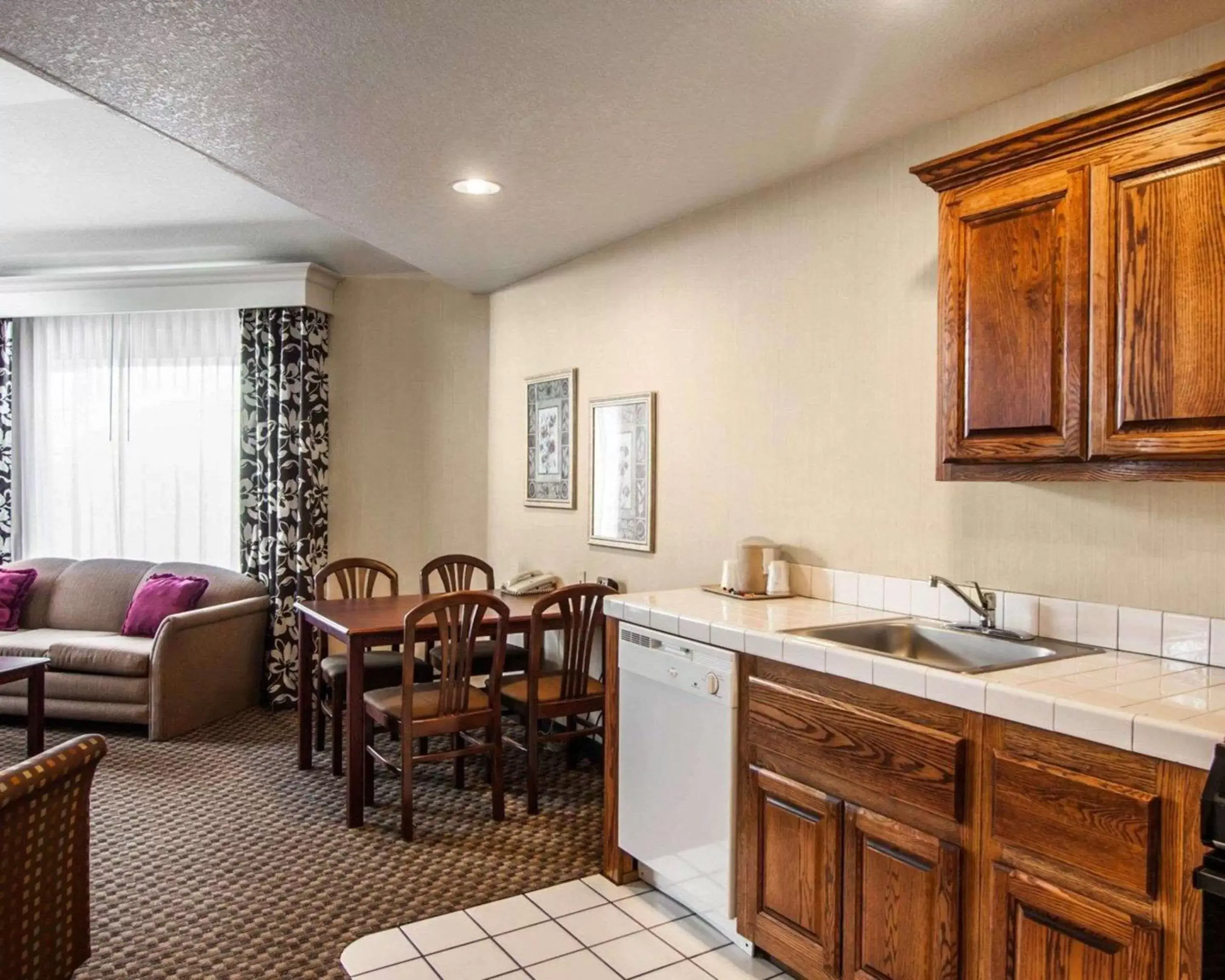 Bedroom, Kitchen/Kitchenette in Comfort Suites Corvallis