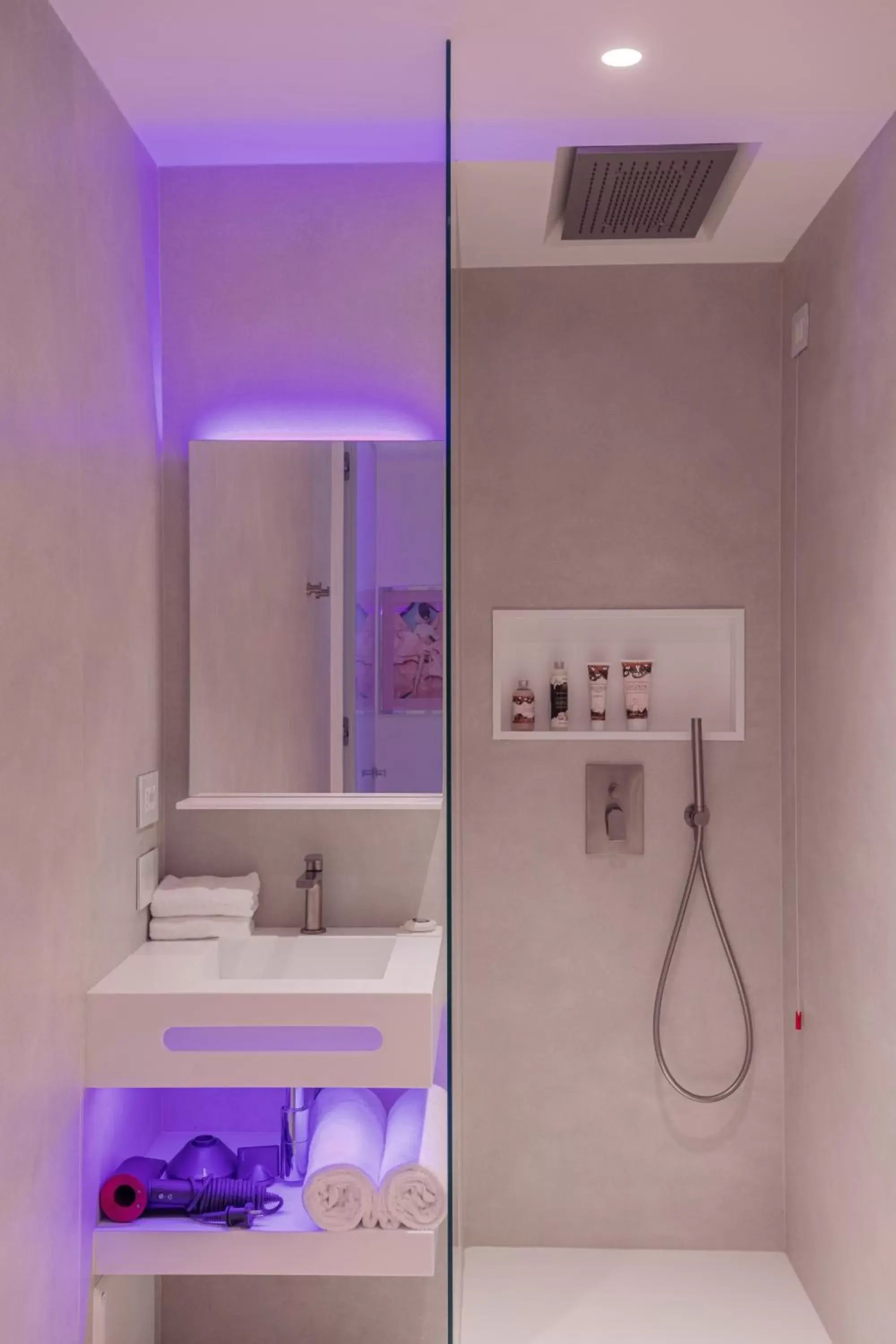 Shower, Bathroom in ODSweet Duomo Milano Hotel