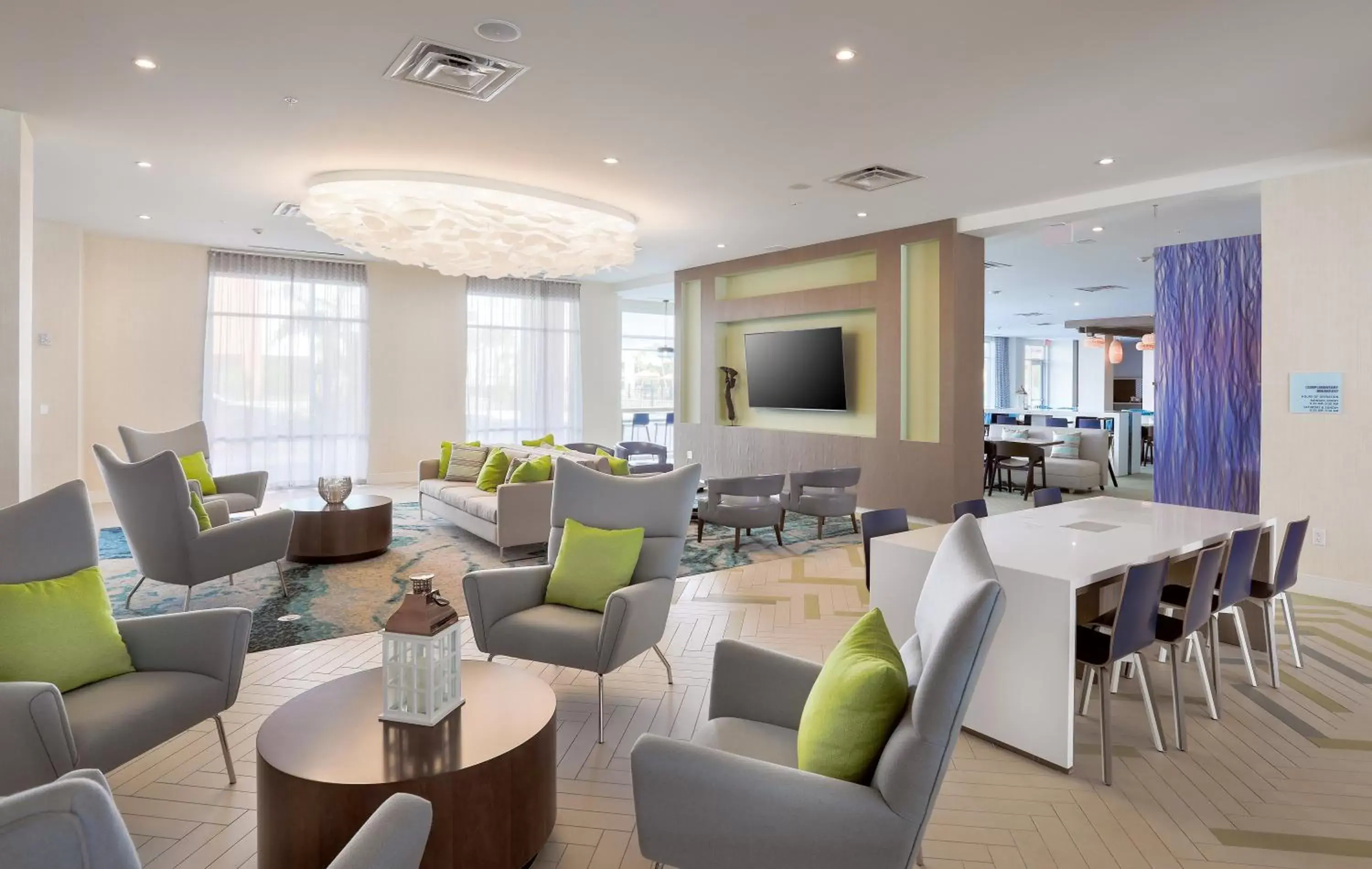Property building, Lounge/Bar in Holiday Inn Express & Suites - Orlando At Seaworld, an IHG Hotel