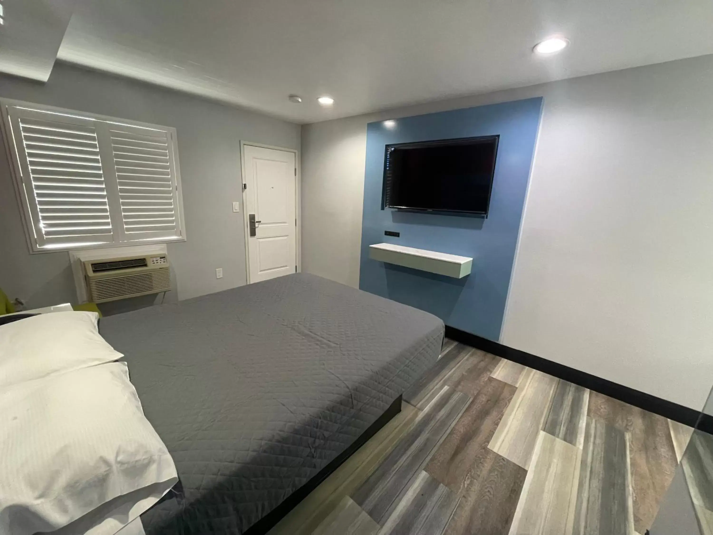 Bed in La Palma Motel, South Gate - Los Angeles area