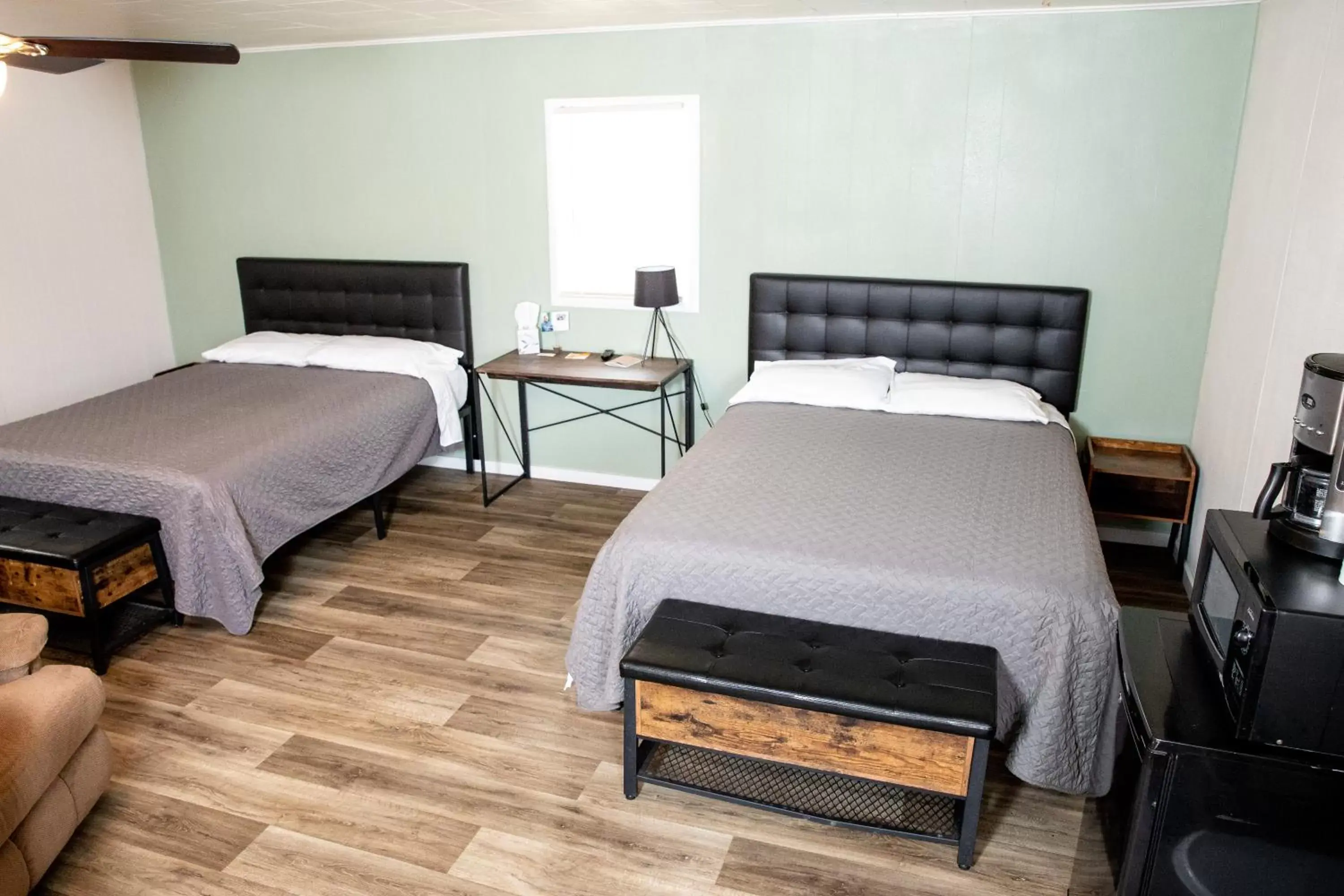 Bedroom, Bed in East Side Motel & Cabins