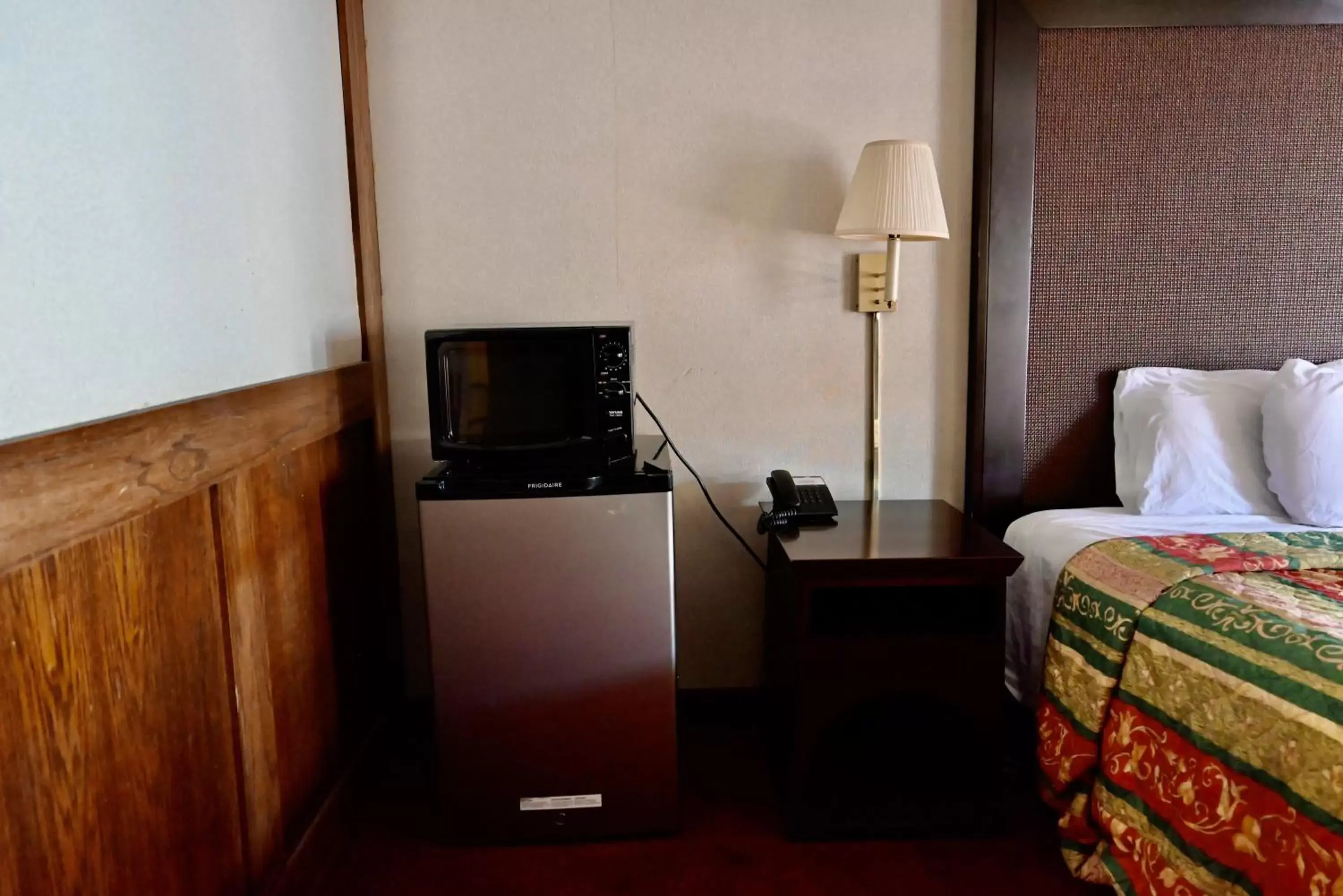 minibar, TV/Entertainment Center in Rittiman Inn and Suites