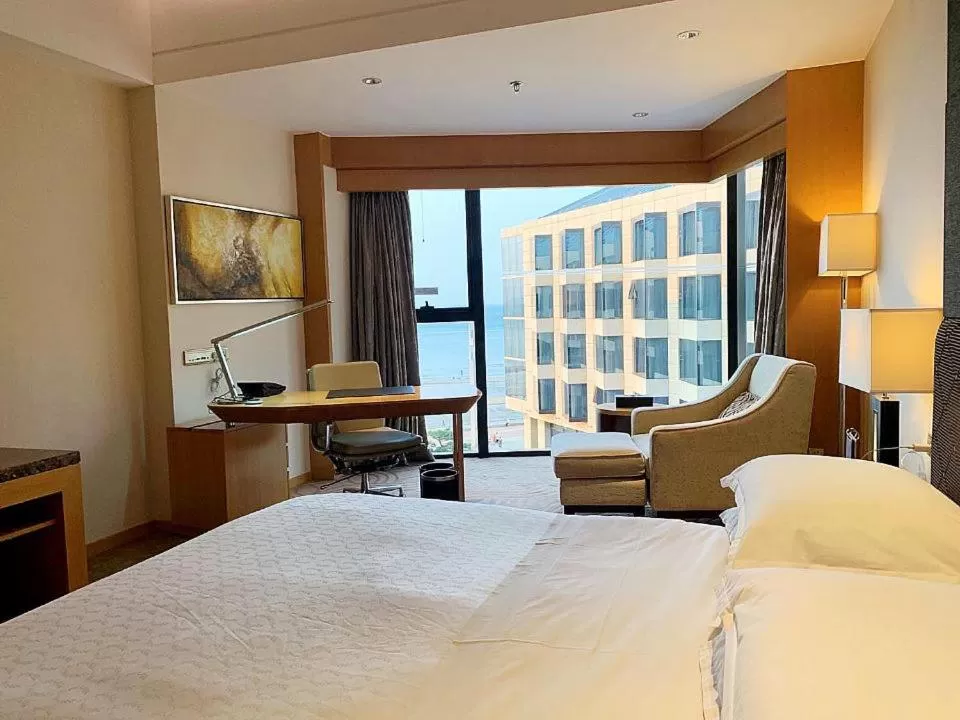 Bedroom, Bed in Sheraton Yantai Golden Beach Resort