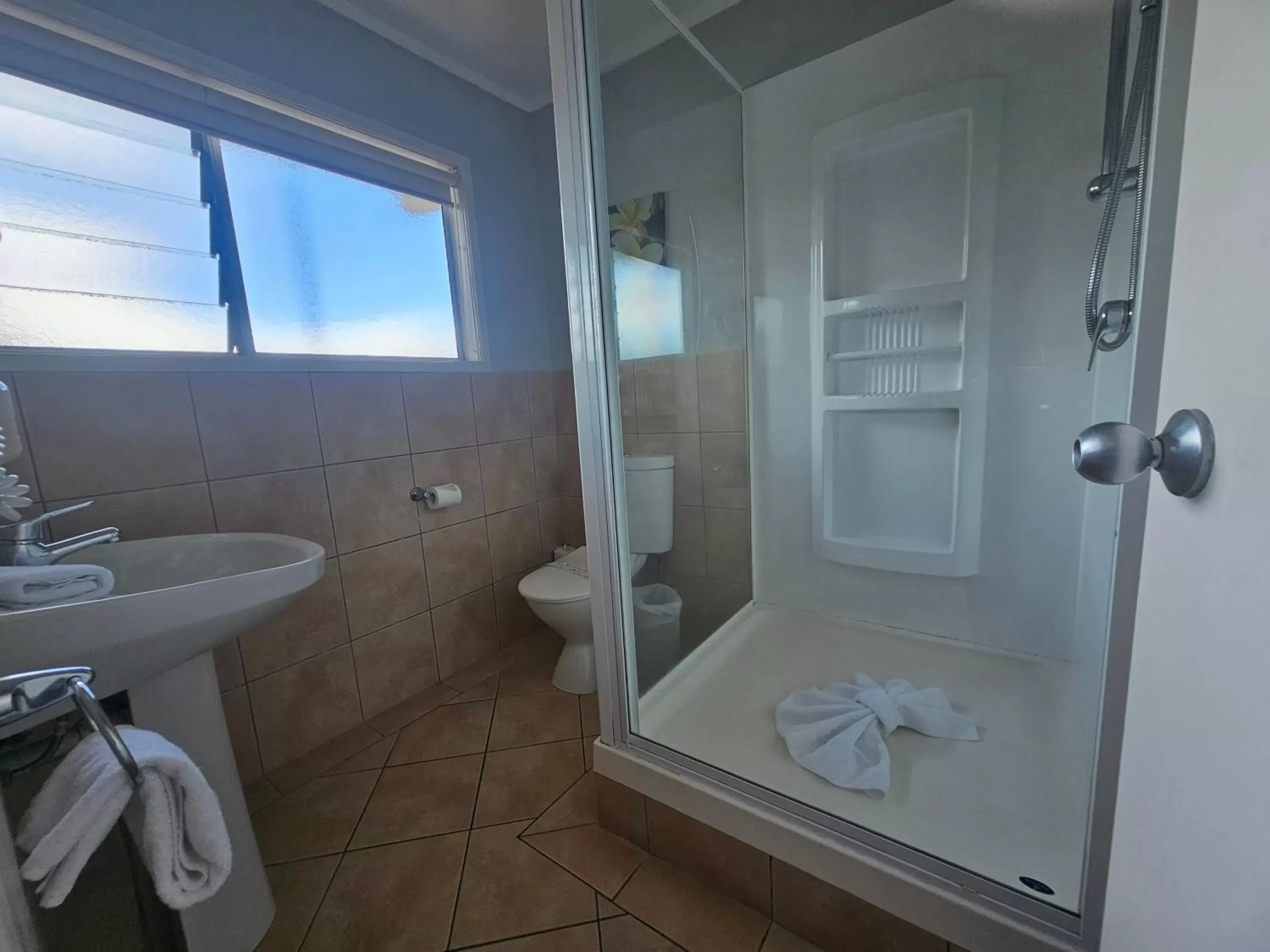 Shower, Bathroom in Tui Oaks Motel