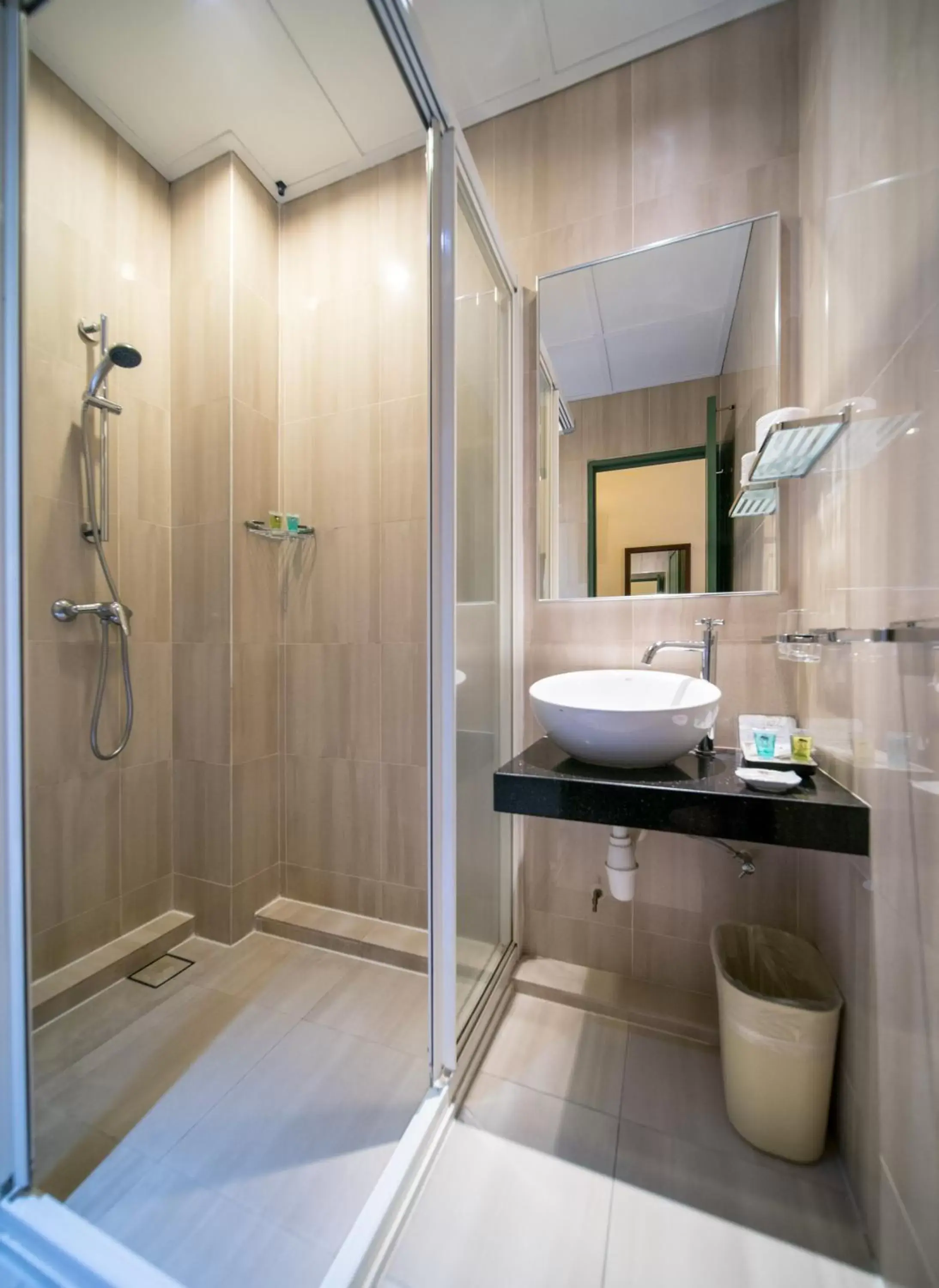 Shower, Bathroom in Yeng Keng Hotel