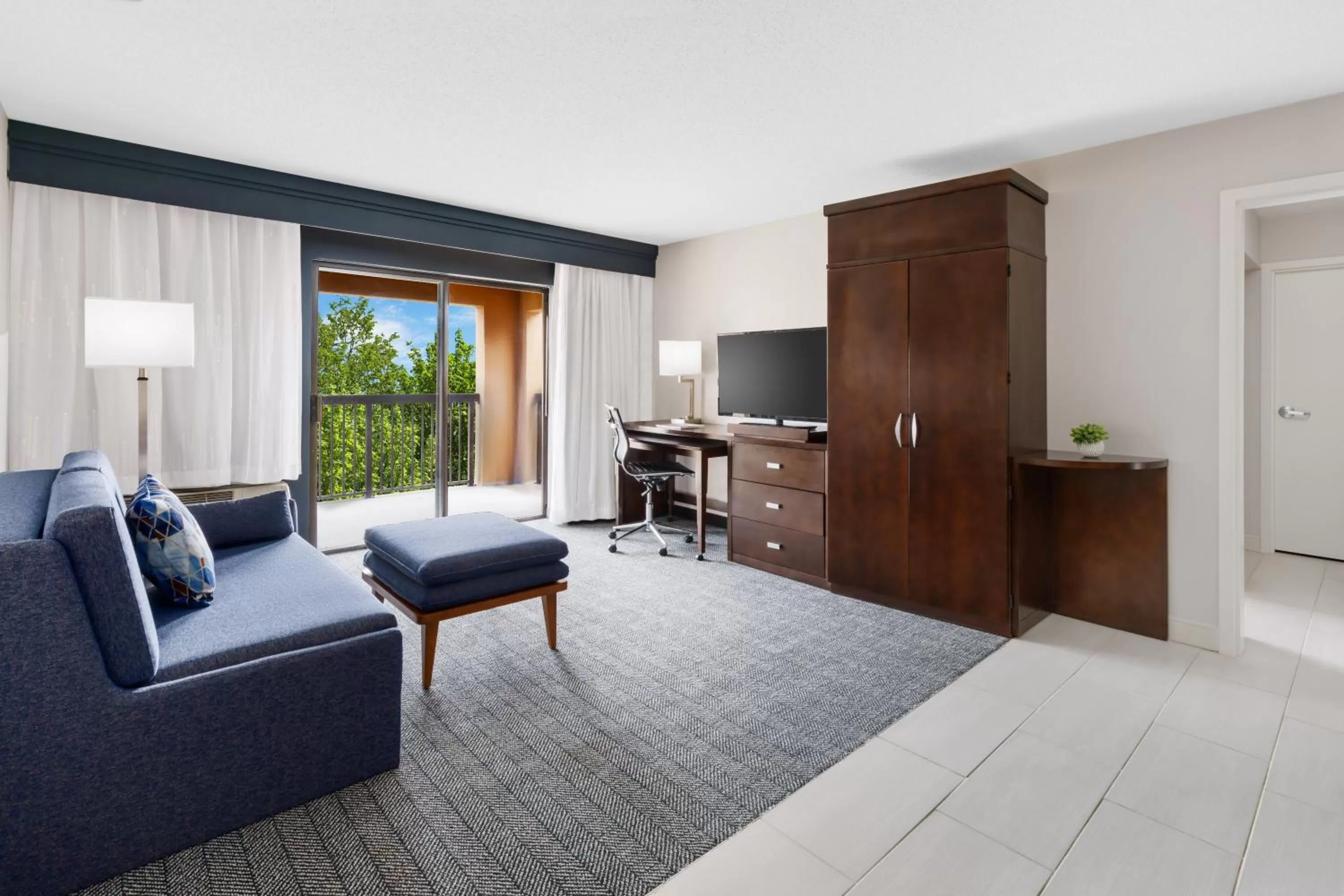 Living room in Courtyard Manchester-Boston Regional Airport