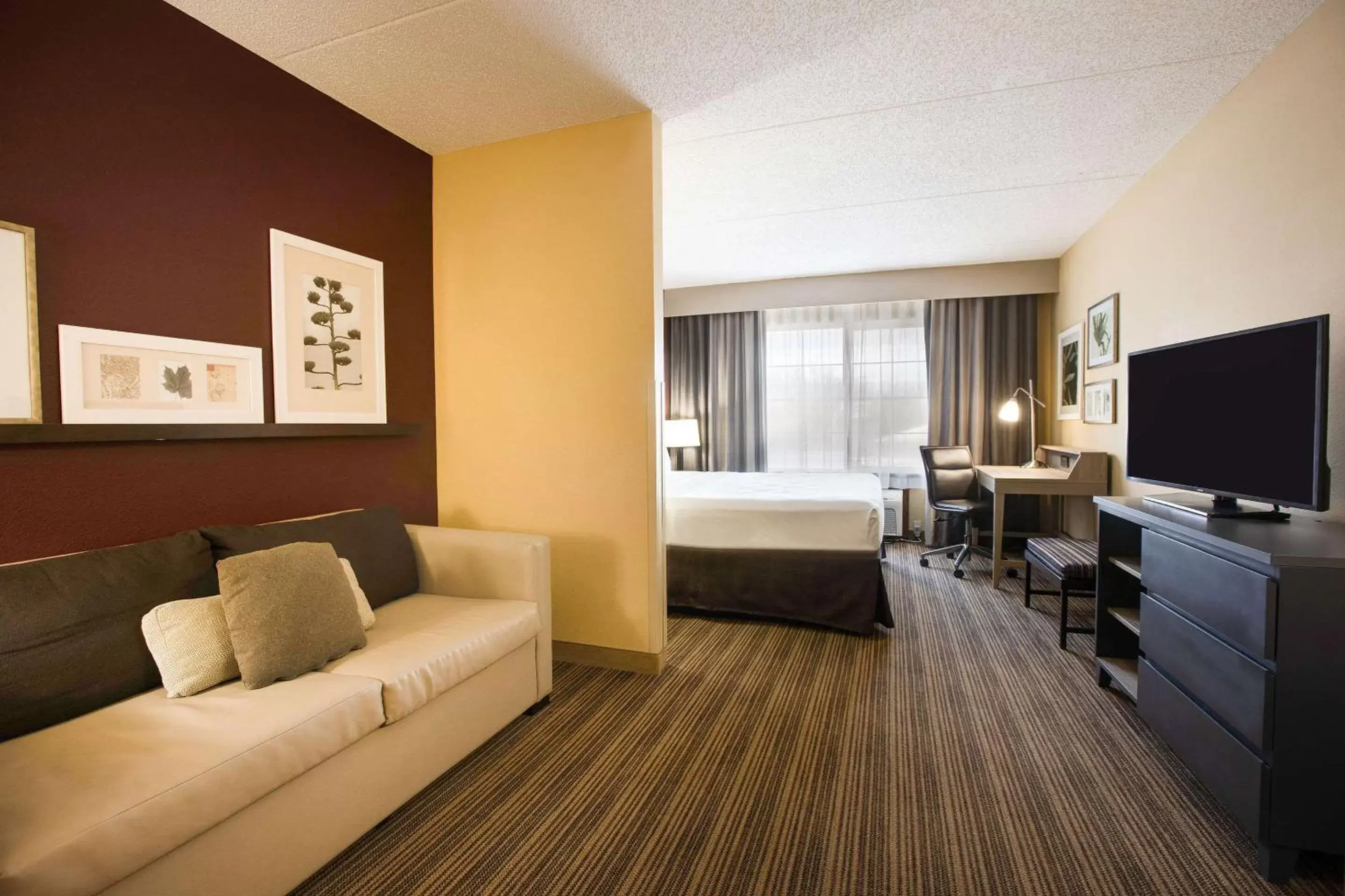 Bedroom, Seating Area in Comfort Inn & Suites St. Paul Northeast