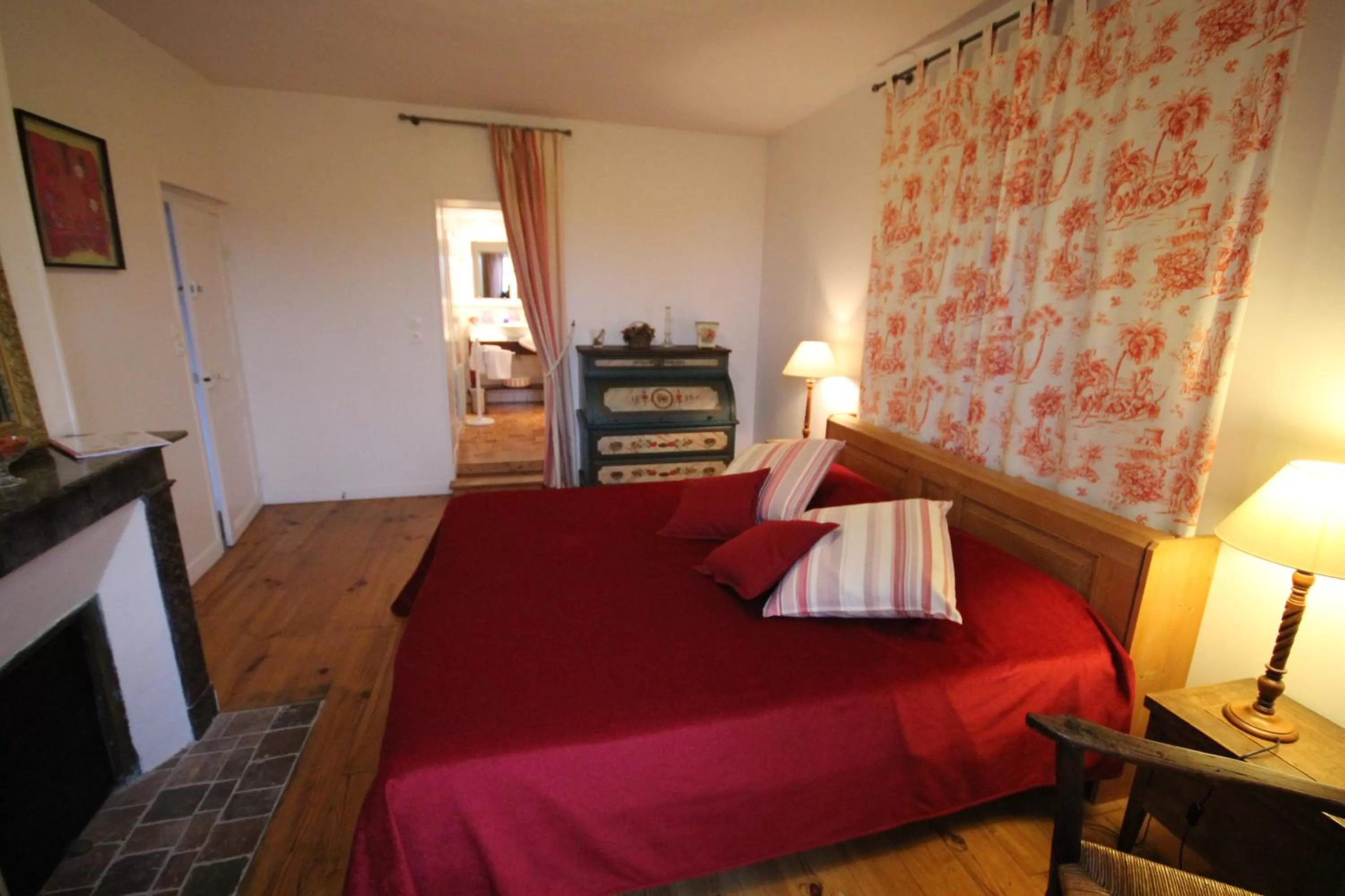 Bed in Le Pommenial de la Hérissonnière