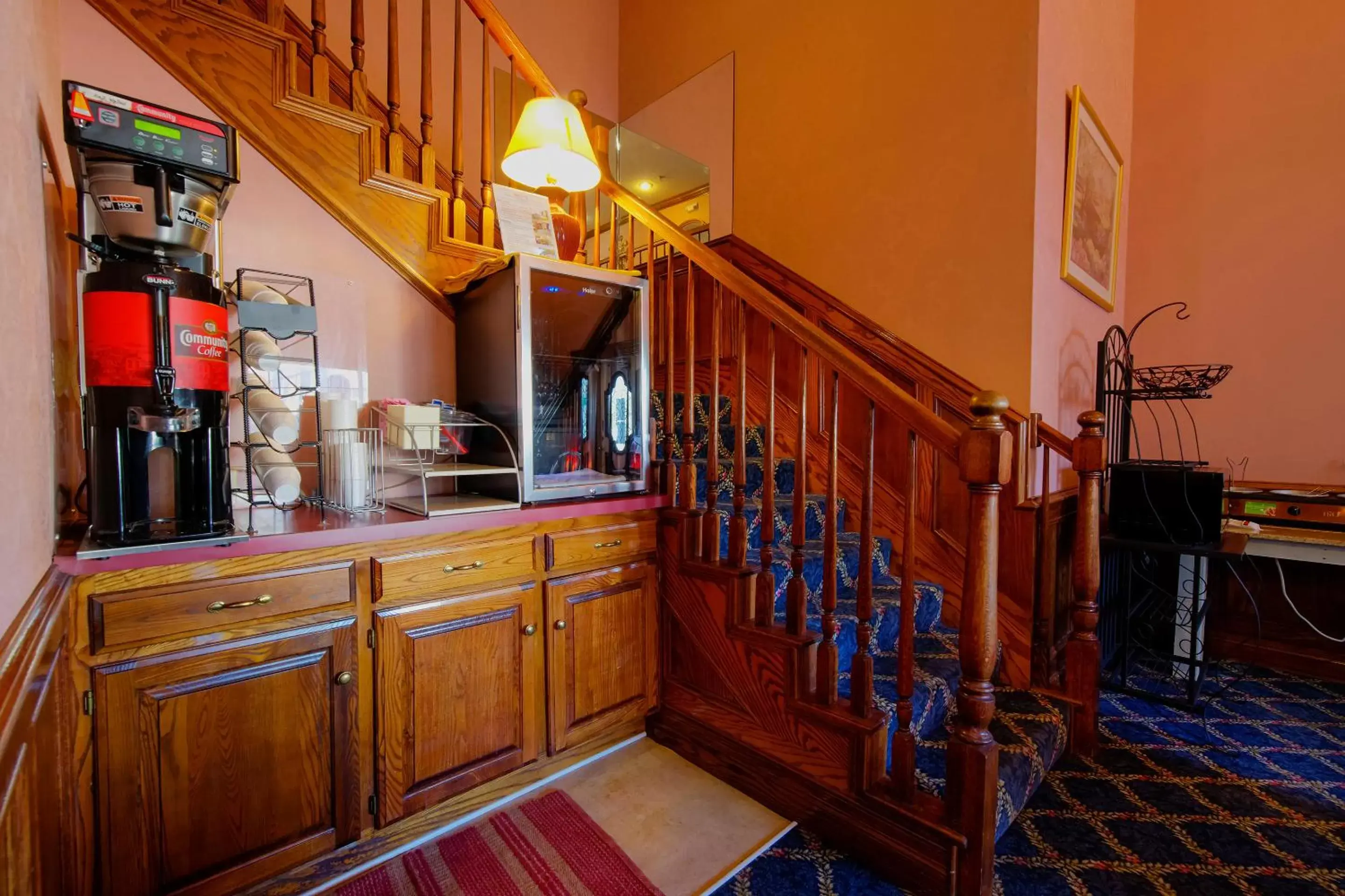 Lobby or reception, Kitchen/Kitchenette in Hotel O Eureka Springs - Christ of Ozark Area